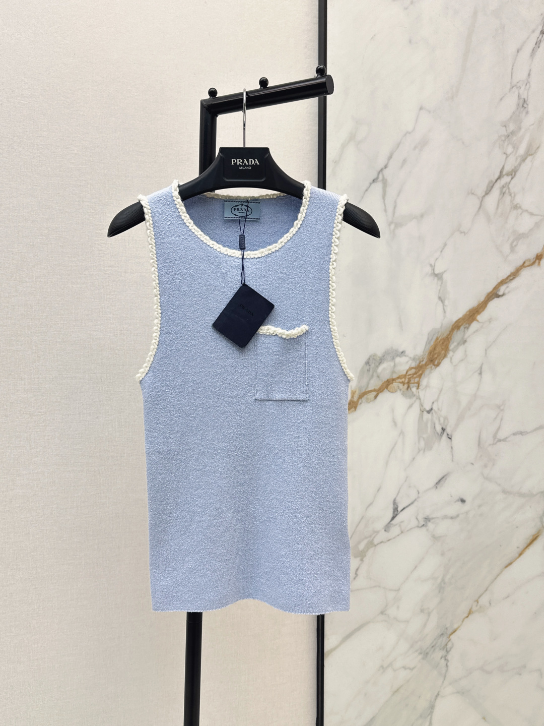 NO:802778,PD 26Ss————The latest spring and summer summer sea salt blue contrasting color trim sleeveless knitted vest is soft and comfortable cotton blended yarn. It is slim and fits the body shape very well. It is fresh and elegant. The color of sea salt blue is very suitable for spring and summer. It is easy to get a sense of summer vitality. One color ready for sale sml,,19860909PD 26Ss————春夏最新款夏日海盐蓝撞色镶边无袖针织背心柔软舒适棉混纺纱线 修身很好的贴合身形 清新淡雅 海盐蓝的配色很适合春夏 轻松get夏日活力感 一色现货发售sml,,,Women's clothing