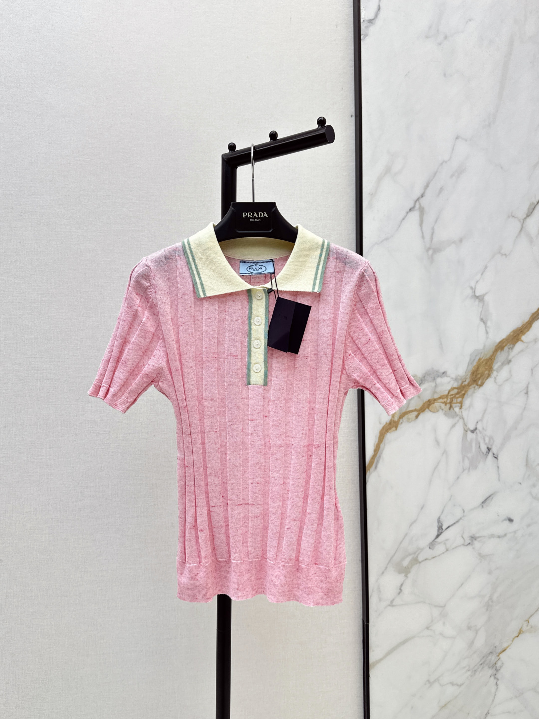 NO:802776,PD 26Ss————The latest spring and summer style with contrasting edged lapels, summer lightweight knitted short-sleeves, classic slim-fitting polo shirt, simple and easy to wear, can be worn with pants or skirts, the thin yarn is not stuffy, three colors are available for sale now, sml, skirts, T-shirt,19860909PD 26Ss————春夏最新款撞色镶边翻领夏季轻薄款针织短袖 经典修身polo小衫 简约又好穿 搭配裤子或者半裙都OK 轻薄的纱线不闷热 三色现货发售sml,,skirts,T-shirt,,Women's clothing