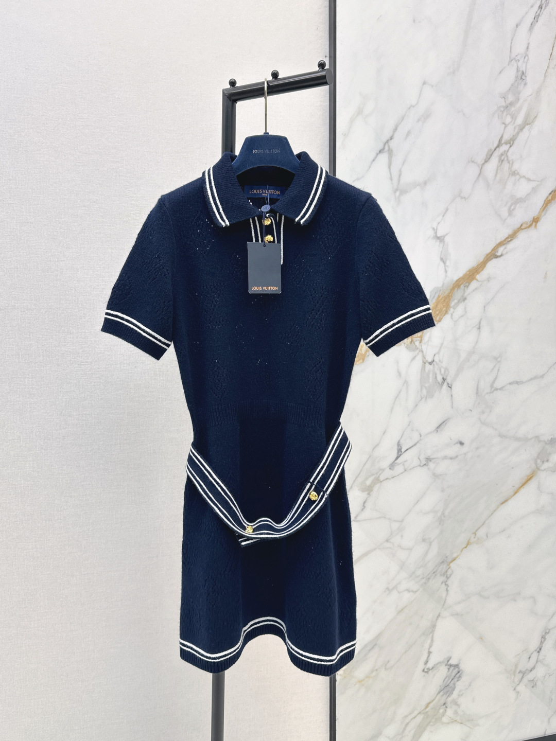 NO:802774,L Family 26Ss————The latest spring and summer Monogram floral college style knitted polo collar short-sleeved dress. Swiss machine heavy industry positioning eyelet inlay technology throughout the fashionable and high-end sense. The texture of cashmere wool yarn is awesome. The black and white color matching makes you look younger. The delivery belt design is classic and fashionable and high-end. Bai Fumei must buy it. One color ready for sale sml, louis vuitton, skirts, T-shirt,19860909L家 26Ss————春夏最新款Monogram花卉学院风针织polo领短袖连衣裙瑞士机重工定位缕孔嵌花工艺贯穿时髦高级感 羊绒羊毛纱线质感超赞 黑白配色减龄气质 配送腰带设计经典版型时髦又高级 白富美必入 一色现货发售sml,,louis vuitton,skirts,T-shirt,,Women's clothing