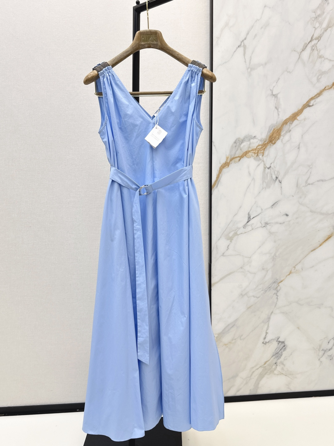 NO:802773,Old money holiday style Bc 26Ss————The latest spring and summer long dress with bead chain splicing design on the shoulders. Front and back V-neck design. Belt adopts belt waist design. It can easily separate the golden proportion of Panax notoginseng. It looks very tall, whether it is daily or on vacation. It is a long dress that is popular for filming and versatile. Two colors are available for sale sml, skirts, gold,19860909老钱度假风 Bc 26Ss————春夏最新款肩部小珠链拼接设计长款连衣裙 前后V领设计 腰带采用腰带收腰设计 轻松分割出三七黄金比例感 很显高 不管是日常或者度假都OK 是出片又百搭的长裙 两色现货发售sml,,skirts,gold,,Women's clothing