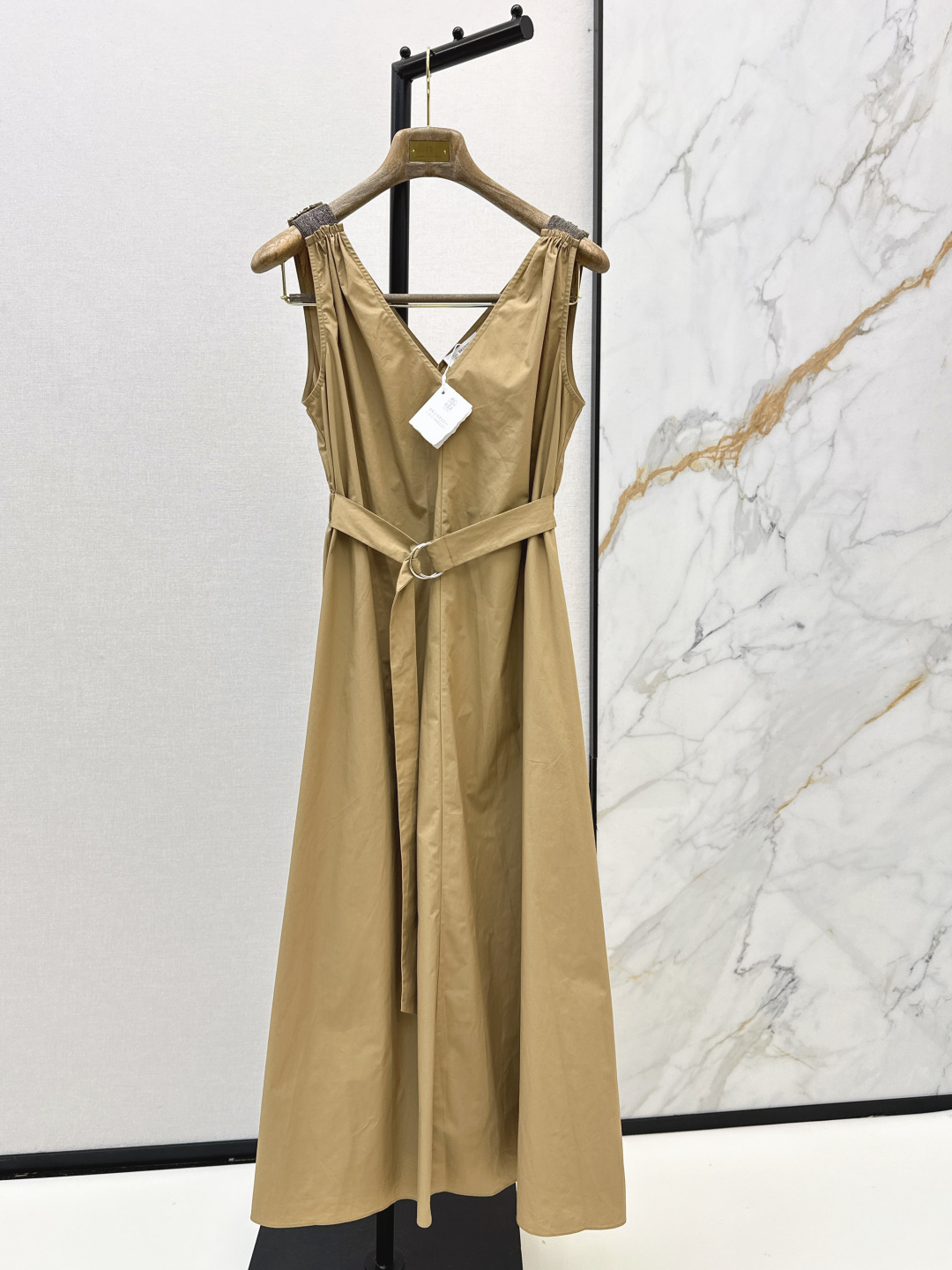 NO:802770,Old money holiday style Bc 26Ss————The latest spring and summer long dress with bead chain splicing design on the shoulders. Front and back V-neck design. Belt adopts belt waist design. It can easily separate the golden proportion of Panax notoginseng. It looks very tall, whether it is daily or on vacation. It is a long dress that is popular for filming and versatile. Two colors are available for sale sml, skirts, gold,19860909老钱度假风 Bc 26Ss————春夏最新款肩部小珠链拼接设计长款连衣裙 前后V领设计 腰带采用腰带收腰设计 轻松分割出三七黄金比例感 很显高 不管是日常或者度假都OK 是出片又百搭的长裙 两色现货发售sml,,skirts,gold,,Women's clothing