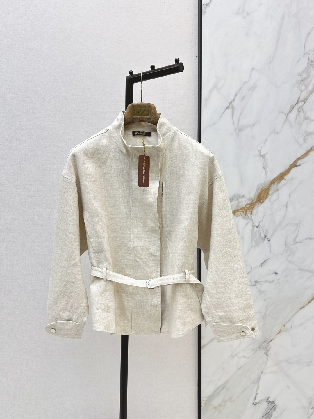NO:802767,Old money and relaxed feeling LP 26Ss————Chun Xia Zhen’s latest three-quarter sleeve linen stand collar jacket is made of pure linen blended material. It is very comfortable, lazy, breathable and comfortable. It can be controlled in various styles. It is a must-have in summer. Physical sun protection and concave shape when traveling on the street. Kill two birds with one stone. Full of old money feeling. The whole texture is online. Three colors are available for sale sml (S bust bat sleeves, length 60), loro piana, jackets & coats,19860909老钱松弛感 LP 26Ss————春夏珍最新款七分袖亚麻立领外套纯亚麻混纺材质 很舒服慵懒又透气舒适 各种风格都可以驾驭 夏季必备 出街旅行物理防晒又可以凹造型 一举两得 老钱感拉满 整个质感在线 三色现货发售sml（S胸围蝙蝠袖 衣长60）,,loro piana,jackets & coats,,Women's clothing
