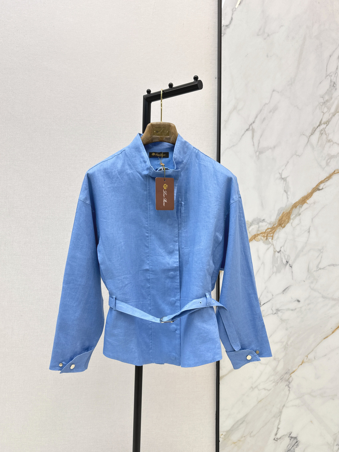 NO:802765,Old money and relaxed feeling LP 26Ss——Chun Xia Zhen’s latest three-quarter sleeve linen stand collar jacket is made of pure linen blended material. It is very comfortable, lazy, breathable and comfortable. It can be controlled in various styles. It is a must-have in summer. Physical sun protection and concave shape when traveling on the street. Kill two birds with one stone. Full of old money feeling. The whole texture is online. Three colors are available for sale sml (S bust bat sleeves, length 60, loro piana, jackets & coats,19860909老钱松弛感 LP 26Ss————春夏珍最新款七分袖亚麻立领外套纯亚麻混纺材质 很舒服慵懒又透气舒适 各种风格都可以驾驭 夏季必备 出街旅行物理防晒又可以凹造型 一举两得 老钱感拉满 整个质感在线 三色现货发售sml（S胸围蝙蝠袖 衣长60,,loro piana,jackets & coats,,Women's clothing