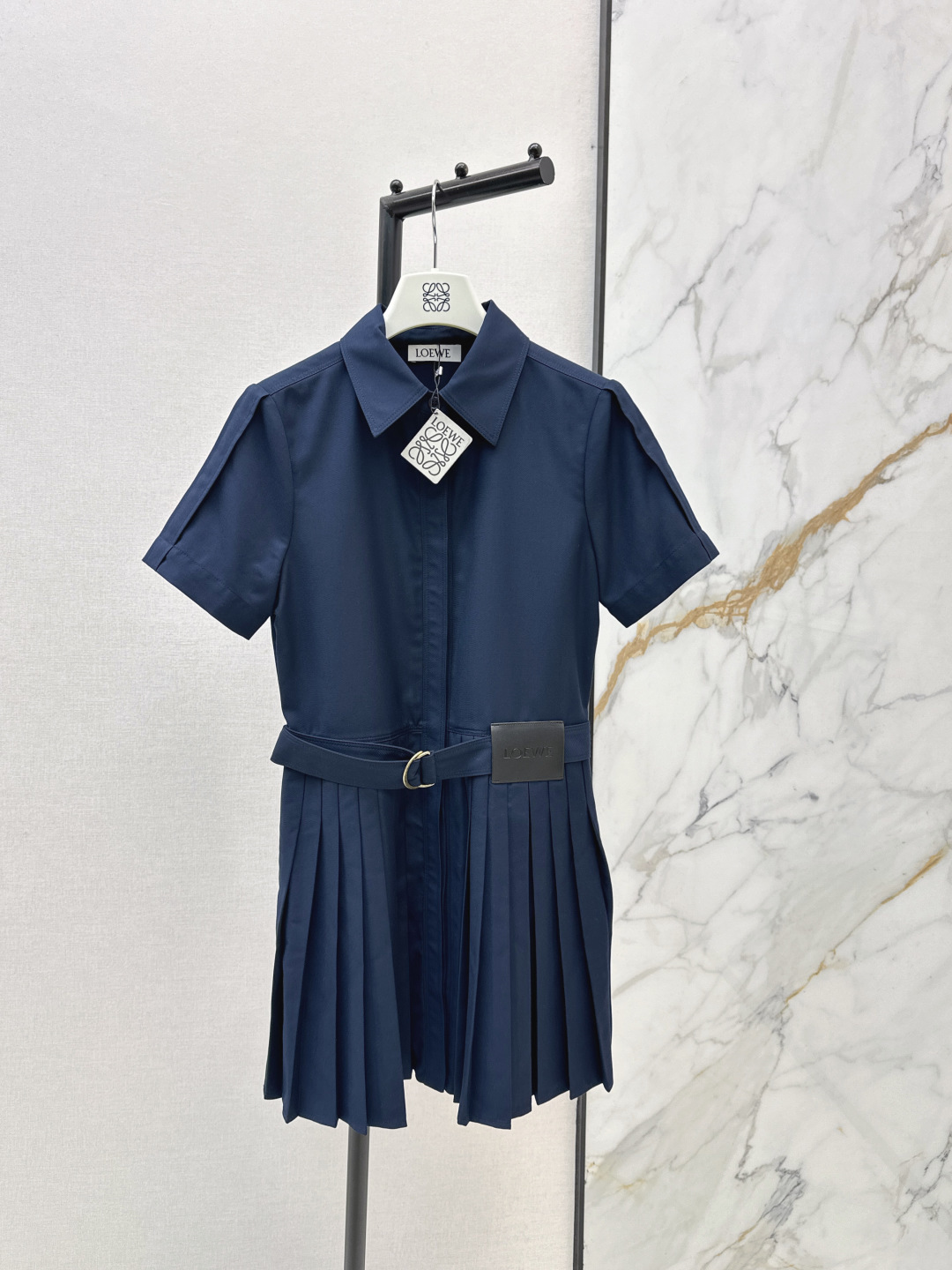 NO:802760,Loe 26Ss - the latest spring and summer shirt with pointed collar, short sleeves and pleated skirt dress. Girls can wear it casually. Custom-made lightweight cotton blended twill fabric. Custom-dyed retro-toned navy collar and olive green. Flat and stiff, full of drape. The waist is decorated with logo embossed leather tags to highlight the recognition. It is paired with a D-ring buckle belt to tighten the waist and make it look slimmer. The upper body is elongated and the body curve is playful and elegant.  Two colors ready for sale sml,,loewe,skirts,shirts,T-shirt,19860909Loe 26Ss————春夏最新款衬衫尖领短袖裥褶裙摆连衣裙 可少女可以休闲 定制的轻盈棉质混纺斜纹面料 对版定染的复古调调海军领和橄榄绿两个色 平整挺括垂坠感十足 腰身装饰logo压纹皮革标签凸显辨识度 搭配D环扣腰带束腰显瘦 上身拉长身材曲线俏皮优雅 两色现货发售sml,,loewe,skirts,shirts,T-shirt,,Women's clothing