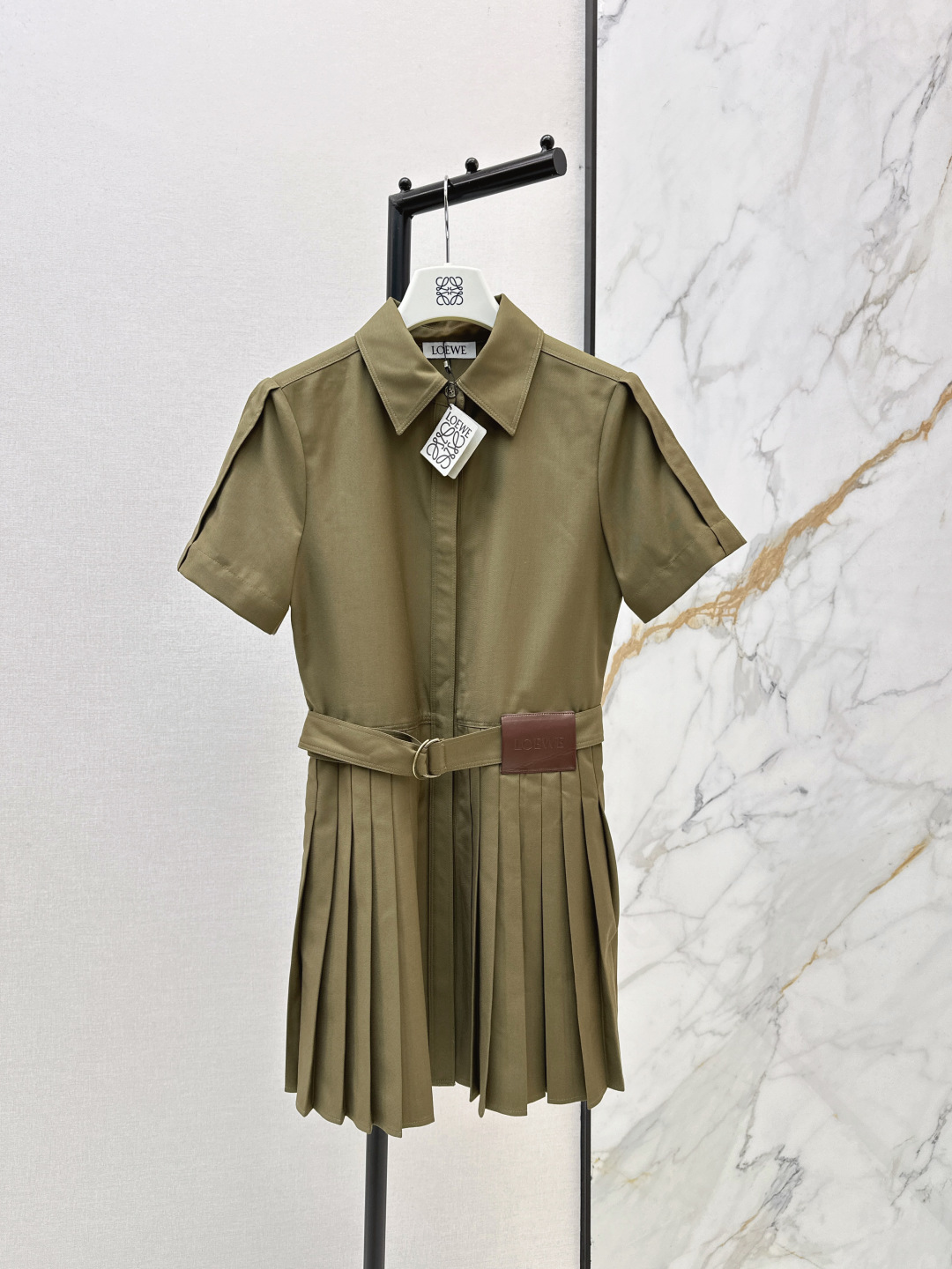 NO:802757,Loe 26Ss - the latest spring and summer shirt with pointed collar, short sleeves and pleated skirt dress. Girls can wear it casually. Custom-made lightweight cotton blended twill fabric. Custom-dyed retro-toned navy collar and olive green. Flat and stiff, full of drape. The waist is decorated with logo embossed leather tags to highlight the recognition. It is paired with a D-ring buckle belt to tighten the waist and make it look slimmer. The upper body is elongated and the body curve is playful and elegant.  Two colors ready for sale sml,,loewe,skirts,shirts,T-shirt,19860909Loe 26Ss————春夏最新款衬衫尖领短袖裥褶裙摆连衣裙 可少女可以休闲 定制的轻盈棉质混纺斜纹面料 对版定染的复古调调海军领和橄榄绿两个色 平整挺括垂坠感十足 腰身装饰logo压纹皮革标签凸显辨识度 搭配D环扣腰带束腰显瘦 上身拉长身材曲线俏皮优雅 两色现货发售sml,,loewe,skirts,shirts,T-shirt,,Women's clothing