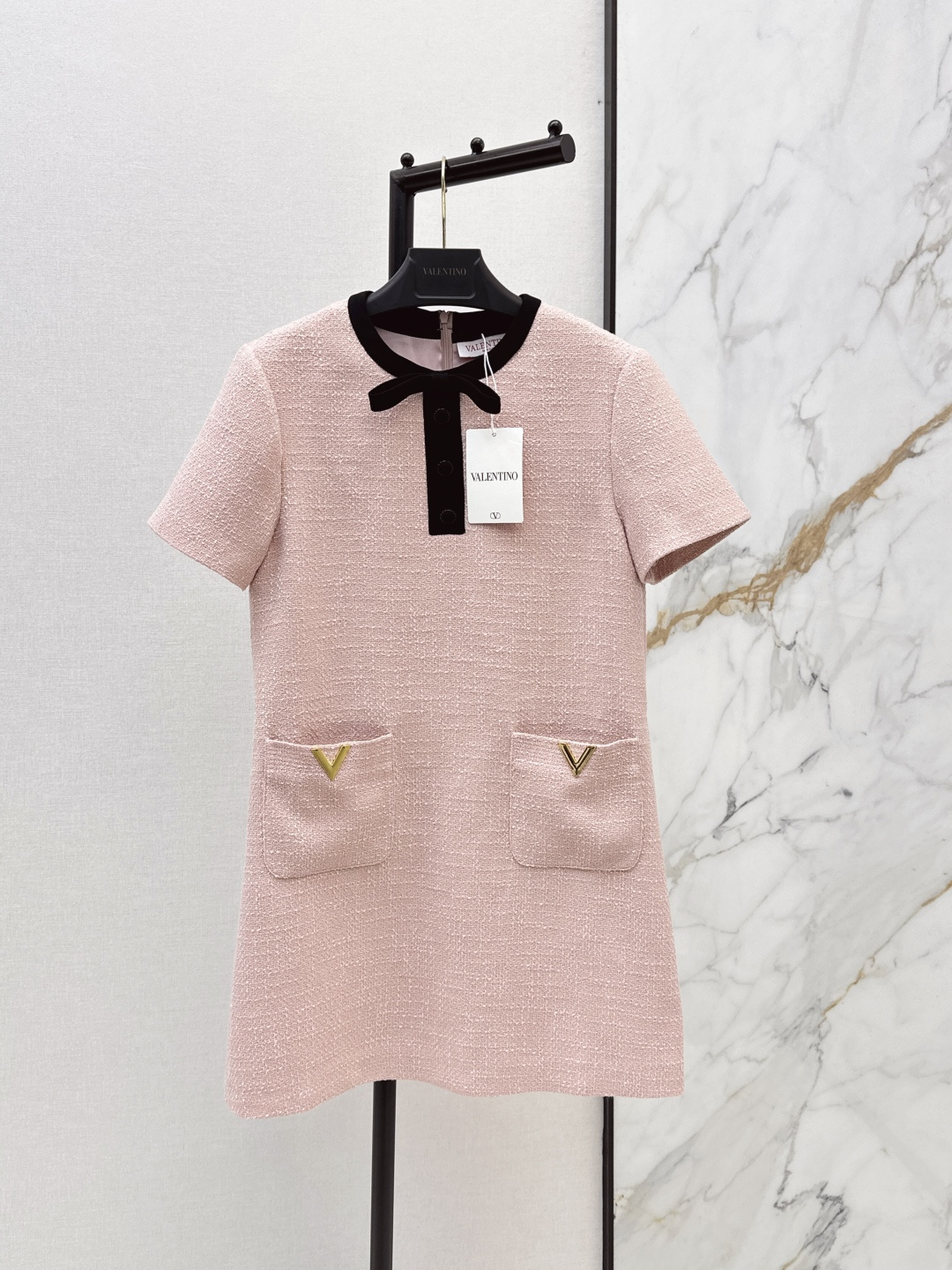 NO:802751,VLTN 26Ss - the latest early autumn woven dress with contrasting edge and bow decoration, custom-made imported woven fabric, round neck H-shaped tailoring, details to enhance sophistication, pocket hardware decoration, rich layers, while adding points of upper and lower proportion, the upper body can modify the body line, add exquisite charm, wear high-end and noble, two colors are available for sale sml,,skirts,19860909VLTN 26Ss————早秋最新款撞色镶边蝴蝶结装饰编织连衣裙定制进口编织面料 圆领H版型剪裁 细节提升精致度 口袋五金装饰 丰富层次 同时加分上下比例 上身更修饰身材线条 增添精致魅力 穿搭高级贵气 两色现货发售sml,,skirts,,Women's clothing