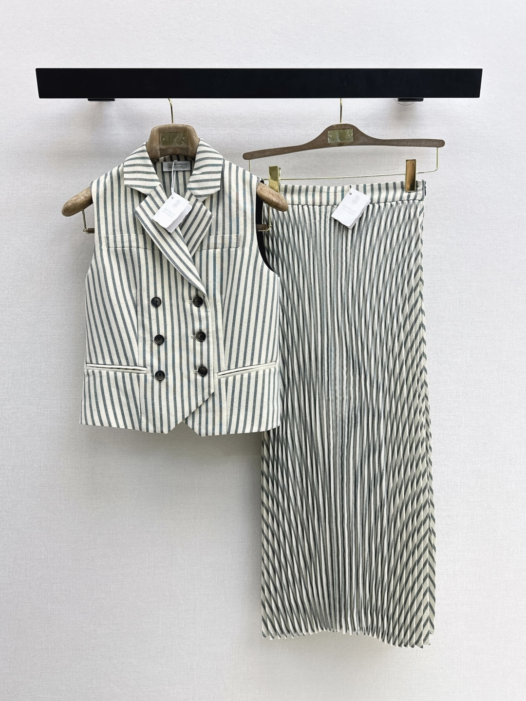 NO:802772,High-end old money style outfit Bc 26Ss————The latest bling fine striped vest suit for spring and summer. Double-breasted vest + pleated skirt. Made of refreshing and alternate striped fabrics. Appropriate appearance. Age-reducing and fashionable. The pleated skirt is particularly large. The upper body is full of three-dimensionality. It is also a versatile item when worn separately. Developed in one color. Ready for sale sml, skirts,19860909高级老钱感穿搭 Bc 26Ss————春夏最新款bling细闪条纹马甲套装双排扣马甲+压褶半裙 采用了清爽的相间的条纹面料 妥妥的颜值 减龄时髦 压褶半裙用量特别大 上身立体感十足 分开穿也是百搭的单品 一色分开发 现货发售sml 马,,skirts,,Women's clothing