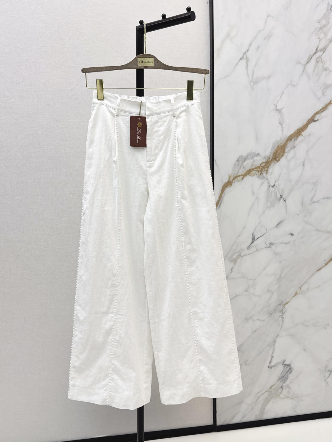 NO:802764,Old money style high-end commuting, very practical. LP 26Ss————The latest cotton and linen suit for spring and summer. Loose short shirt + straight pants + vest. Made of high weight cotton and linen fabric. The texture is super good, very high-end, proper old money style. It can be used for daily gatherings or commuting. Lazy and casual, with a sense of vacation. Strong sense of styling. Developed in two colors. Ready for sale sml,, loro piana, shirts,19860909老钱风高阶通勤 实穿性超高 LP 26Ss————春夏最新棉麻套装宽松小短款衬衫+直筒裤 +马甲采用了高克重的棉麻面料 质感超好 非常高级 妥妥的老钱风 日常聚会或者通勤都可以 慵懒休闲又有度假感 很强的造型感 两色分开发 现货发售sml,,loro piana,shirts,,Women's clothing