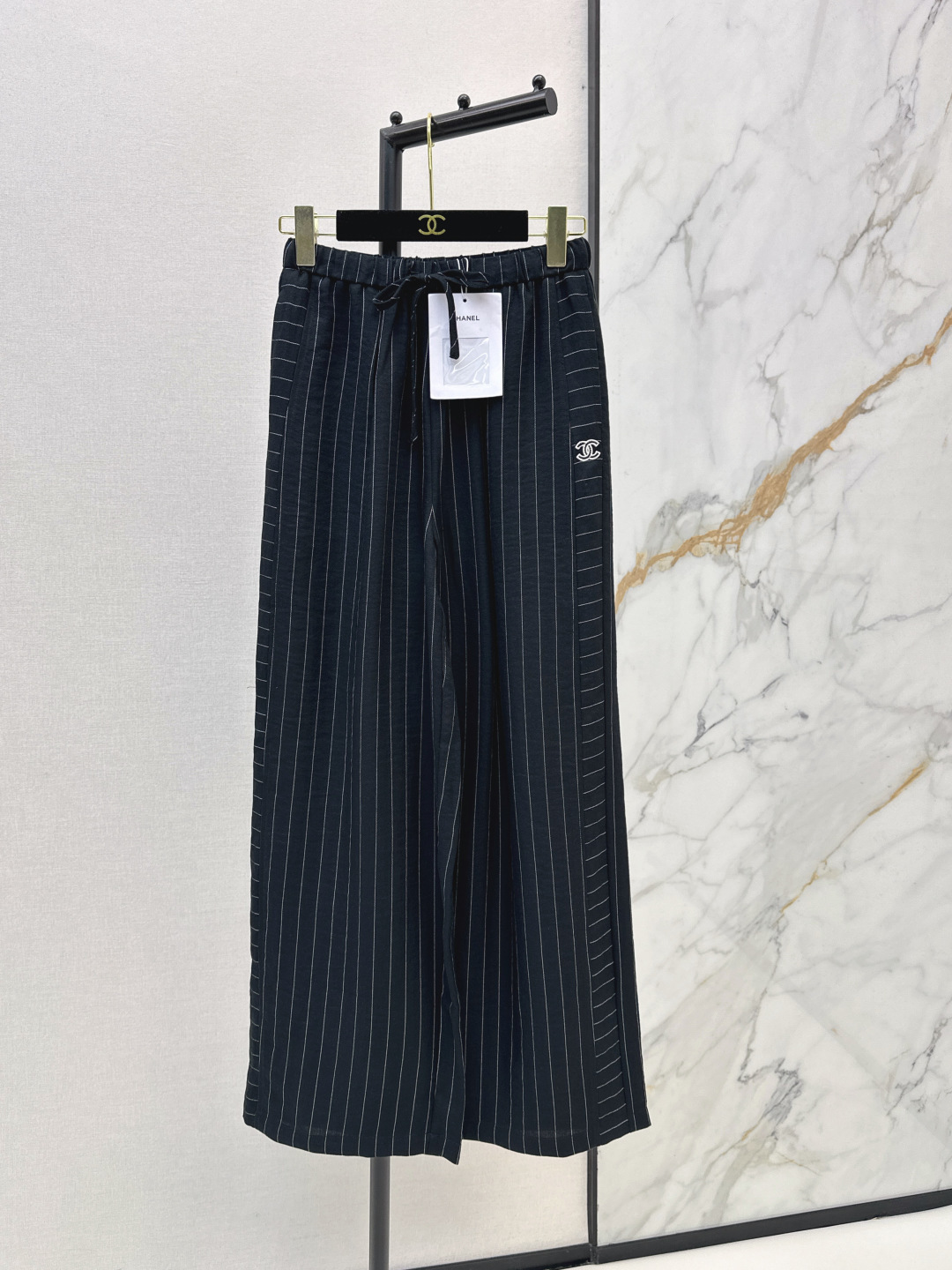 NO:803414,C Home 26Ss - the latest striped embroidered wide-leg pants for spring and summer. Lazy pants that are both relaxed and noble. The herringbone fabric is crisp and soft. No wrinkles at all. It brings a sense of aura when walking. The elastic waistband + loose pants are super friendly to all body types. It hides the flesh and makes the body slimming. The pear-shaped figure is directly flattering. The double C embroidery details on the side are full of details. Low-key and recognizable. Two colors available for sale sml,,chanel,19860909C家 26Ss———春夏最新款条纹刺绣阔腿裤 松弛与贵气并存的懒人神裤 人字纹面料挺括又柔软 完全不显皱 走路自带气场 松紧腰头+宽松裤型 对各种身材都超友好 藏肉显瘦效果拉满 梨形身材直接封神 侧面的双C刺绣细节感拉满 低调又有辨识度 两色现货发售sml,,chanel,,Women's clothing