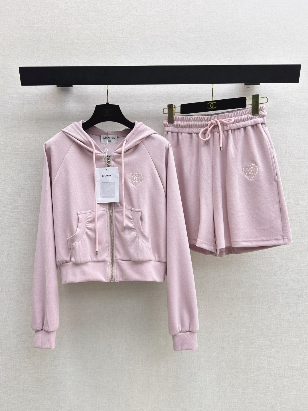 NO:803431,C Family 26Ss————The latest spring and summer hooded casual jacket + elastic waist shorts. A cute suit. Full of small details. Exquisite workmanship. Age-reducing fashion. Good hold style. Won the hearts of fairies. Soft and texture. Available in one set. Two colors available for sale sml,,chanel,shorts,jackets & coats,hats,19860909C家 26Ss————春夏最新款连帽休闲外套+松紧腰短裤 可A可乖的套装 满满小细节太加分 做工精致 减龄时尚 好HOLD住造型 深得仙女心 柔软有质感 一套出 两色现货发售sml,,chanel,shorts,jackets & coats,hats,,Women's clothing