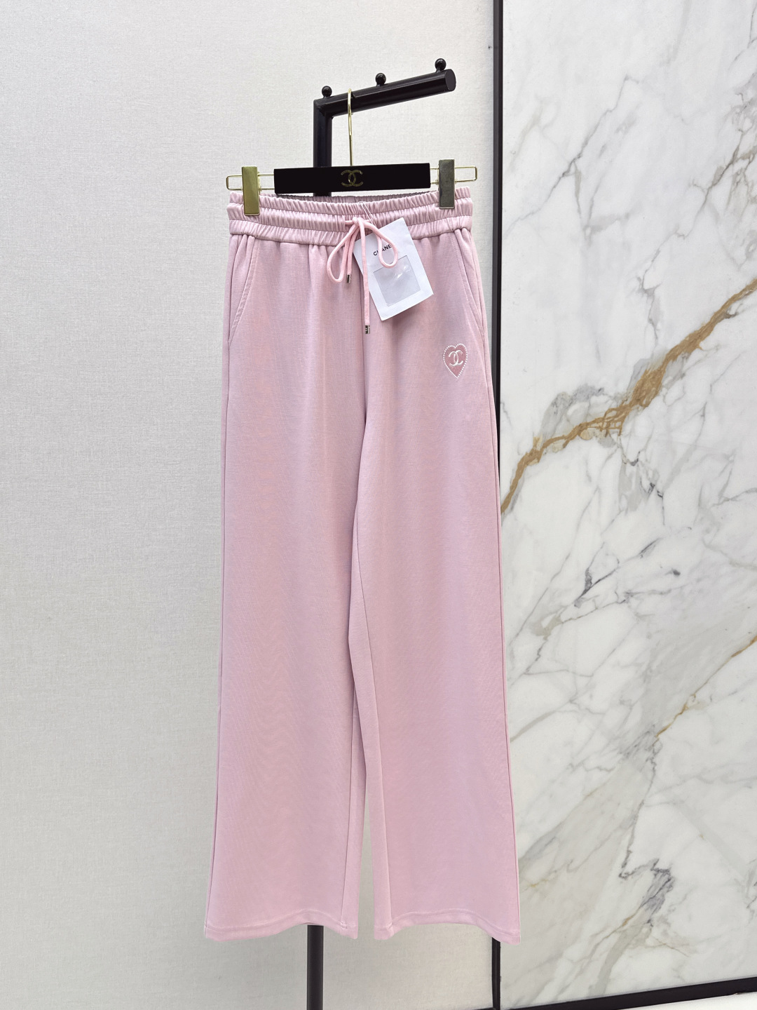 NO:803429,C Home 26Ss————The latest casual style wide-leg trousers for spring and summer. Fashionable and easy-to-wear walking casual trousers. Versatile style. High-end customization. Comfortable fabrics. Good texture. Can be controlled by various body shapes. Two colors available for sale sml,,chanel,19860909C家 26Ss————春夏最新款休闲风阔腿长裤 时髦好穿度爆棚的行走的休闲裤 风格百搭 高级定制 舒适的面料 质感也敲好 各种身材都可以驾驭 两色现货发售sml,,chanel,,Women's clothing