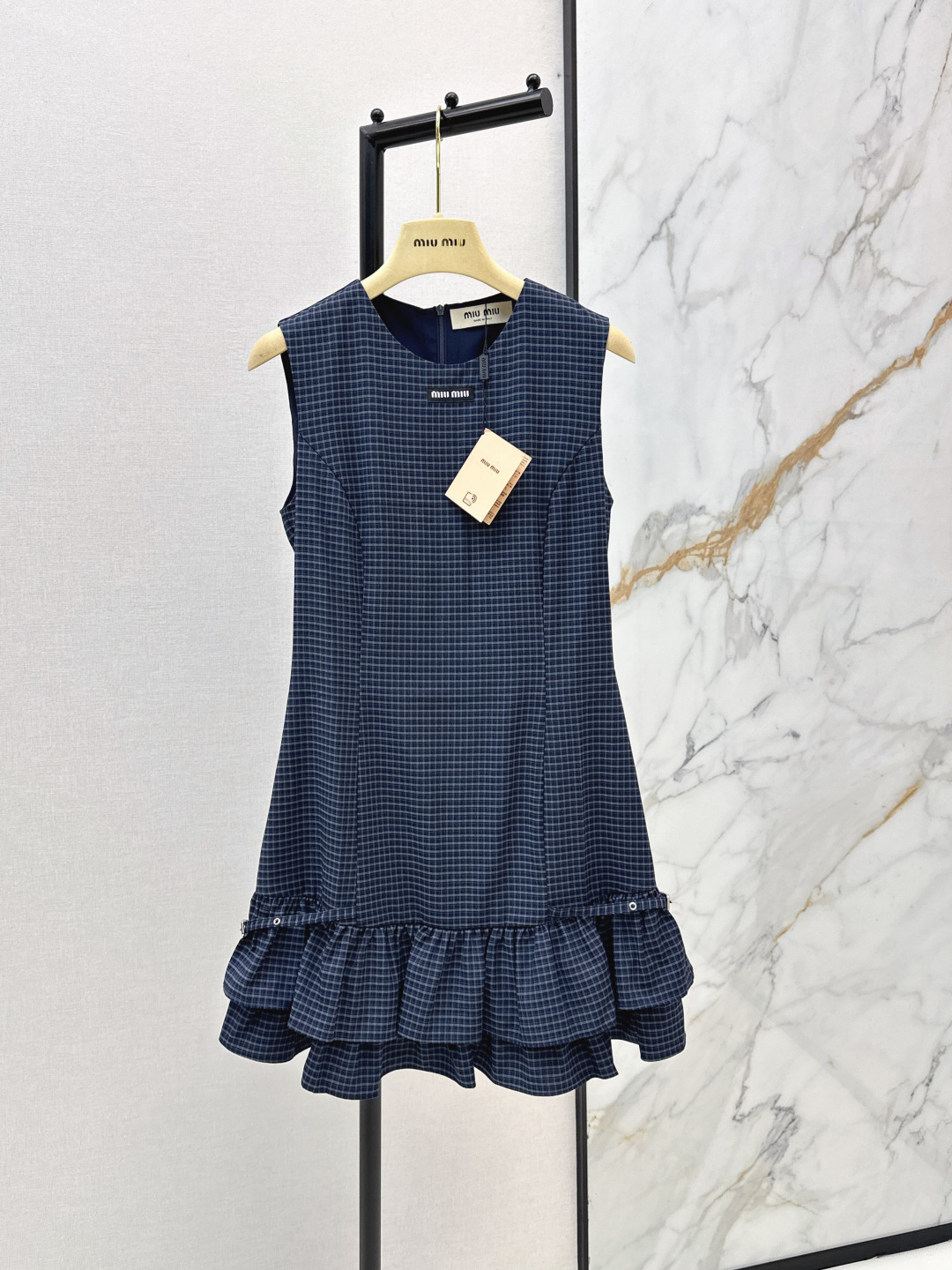 NO:803421,Miu 26Ss————The latest retro plaid sleeveless dress for spring and summer is fashionable and low-key. It has a luxurious and high-end temperament. The version is versatile and not picky. The ruffle design on the hem adds a sense of playfulness. One color ready for sale sml,,miumiu,skirts,19860909Miu 26Ss————春夏最新款复古格纹无袖连衣裙时髦低调 气质又奢华高级 版型百搭不挑人 下摆荷叶边设计增添俏皮感 一色现货发售sml,,miumiu,skirts,,Women's clothing