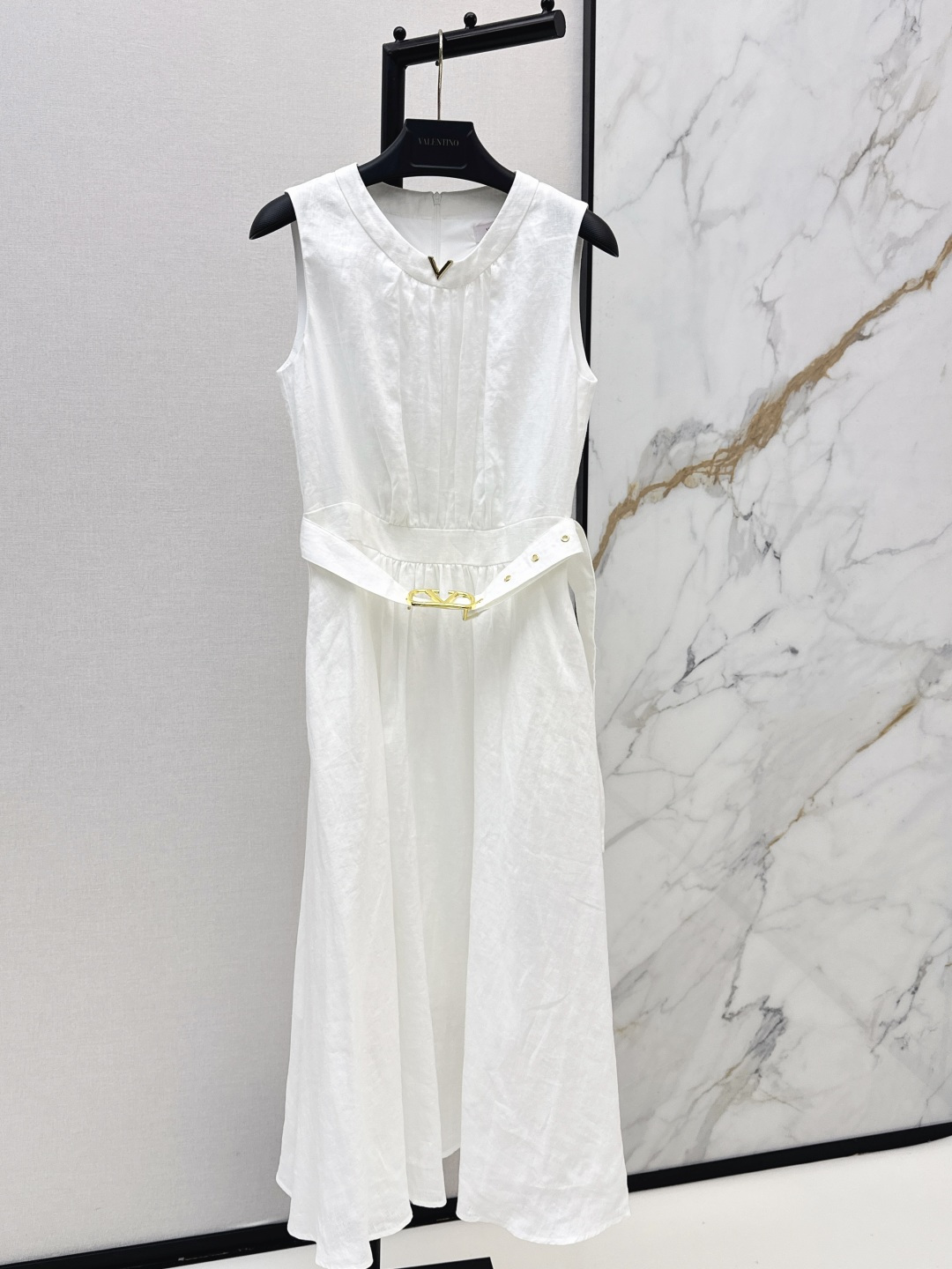 NO:803419,VLTN 26Ss————The latest spring and summer V-shaped hardware belt sleeveless long dress made of 100% linen fabric. Fashionable and low-key, elegant and luxurious. The version is versatile and not picky. One color ready for sale sml,,skirts,19860909VLTN 26Ss————春夏最新款V字五金腰带无袖长款连衣裙百分百亚麻面料 时髦低调 气质又奢华高级 版型百搭不挑人 一色现货发售sml,,skirts,,Women's clothing