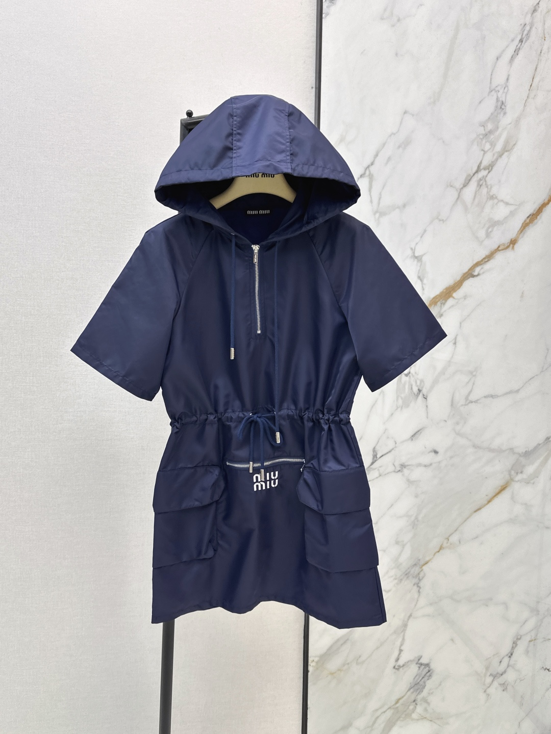 NO:803417,Miu 26Ss————The latest hooded nylon dress in spring and summer, classic design. The upper body is exquisite and capable. It can be matched easily. The customized imported fabric is crisp and stylish. It has a full sense of high-end. One color ready for sale sml,,miumiu,skirts,hats,19860909Miu 26Ss————春夏最新款连帽尼龙连衣裙经典款设计 上身精致又干练得体 搭配起来随心应手 定制的进口面料挺括有型 满满的高级感 一色现货发售sml,,miumiu,skirts,hats,,Women's clothing