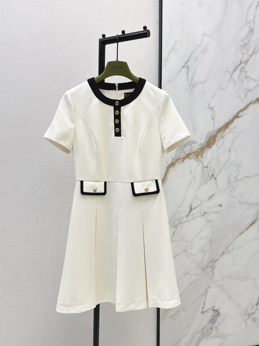 NO:803415,Gu 26Ss————The latest contrasting color trim dress for spring and summer. Full of texture and elegant design. It is OK for daily OL. A fashionable dress with unique charm. One color ready for sale sml,,skirts,19860909Gu 26Ss————春夏最新款撞色镶边连衣裙 质感十足 优雅气质设计 日常OL都OK 一款具有独特魅力的时尚连衣裙 一色现货发售sml,,skirts,,Women's clothing