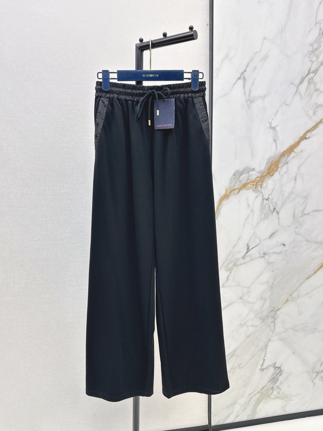 NO:803413,L’s 26Ss—the latest straight-leg pants with splicing decoration for spring and summer are not picky about body shape requirements, and the upper body is particularly good!  The style of matching is also very versatile. Exquisite and advanced customization. The texture of the textured fabric is awesome. Retro and elegant. The upper body is cool and handsome, age-reducing and fashionable. Two colors are available for sale now. SML, Louis Vuitton,19860909L家 26Ss————春夏最新款拼接装饰直筒裤不挑剔身形要求 上身特别赞！搭配的风格也很通吃 精致高级定制 富有肌理感的面料质感超赞 复古优雅 上身酷帅减龄时髦精 两色现货发售sml,,louis vuitton,,Women's clothing