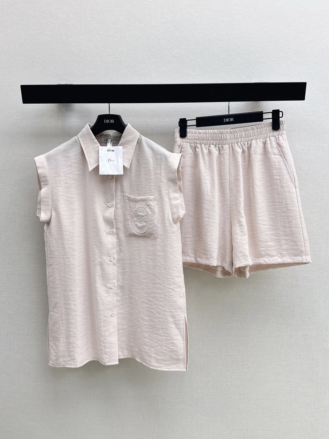 NO:803411,CD 26Ss————The latest spring and summer design-rich Juezi suit is simple and old-money style. It is fashionable, low-key, luxurious and high-end. The version is versatile and not picky. It comes in one set. Two colors are available for sale sml,,19860909CD 26Ss————春夏最新款设计感拉满绝绝子套装简约老钱风 时髦低调气质又奢华高级 版型百搭不挑人 一套出 两色现货发售sml,,,Women's clothing