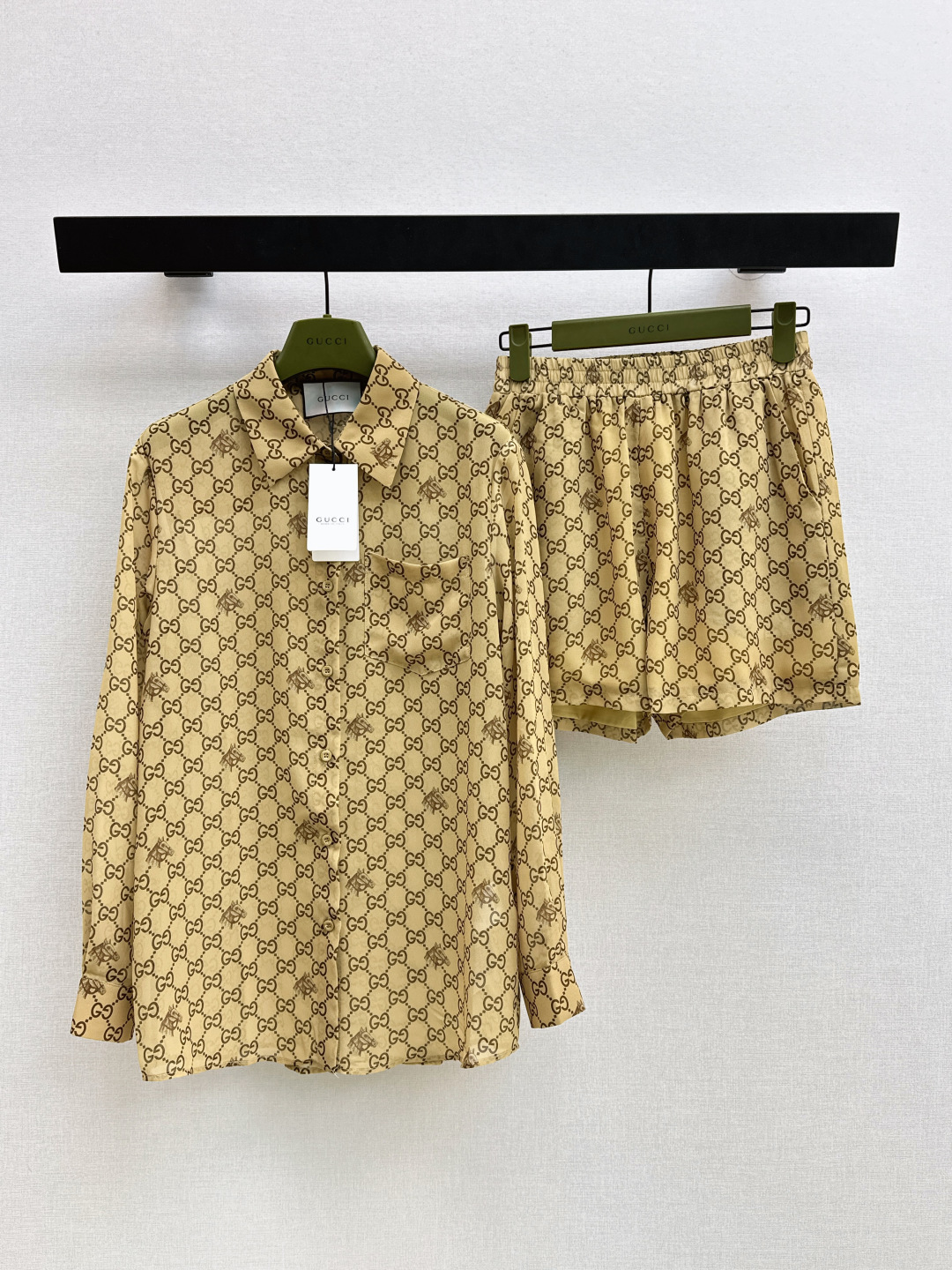 NO:803408,Gu 26Ss————The latest classic GG pattern casual suit for spring and summer, slightly see-through, vaguely fashionable and discreet, cute style, full of small details, exquisite workmanship, age-reducing fashion, good HOLD style, won the heart of fairies, soft and textured, one set, ready for sale in one color, sml,,19860909Gu 26Ss————春夏最新款经典gg图案休闲套装微透视 若隐若现时尚小心机 可A可乖的风格 满满小细节太加分 做工精致 减龄时尚 好HOLD住造型 深得仙女心 柔软有质感 一套出 一色现货发售sml,,,Women's clothing