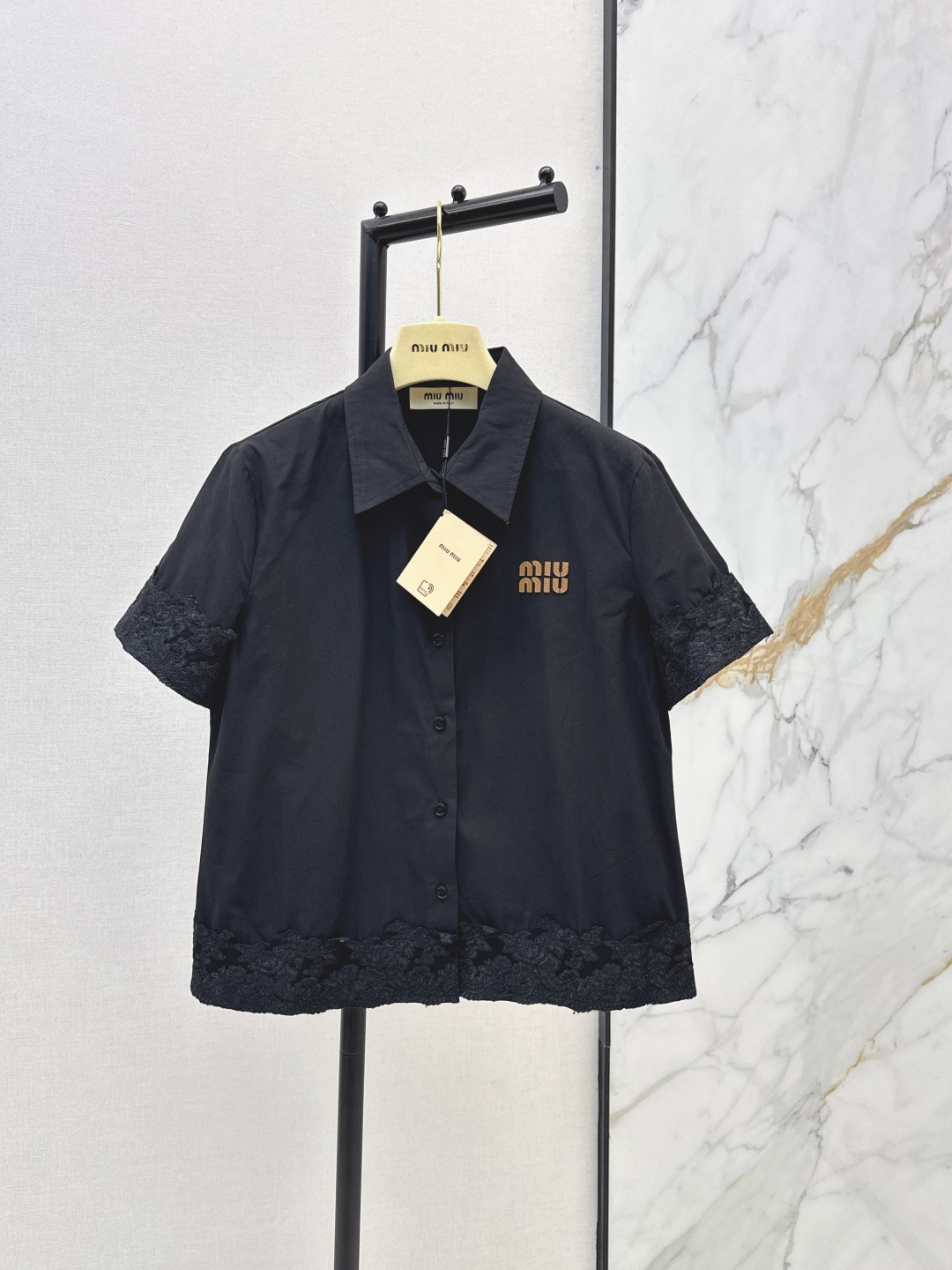 NO:803405,Miu 26Ss————The latest spring and summer short-sleeved loose shirt with letter embroidery decoration, low-key luxury three-dimensional tailoring, streamlined line design, noble and elegant, and full of gentle and intellectual temperament. Imported special materials will be amazing when you receive it. The texture of the customized fabric is awesome. Two colors are available for sale sml,, miumiu, shirts, T-shirt,19860909Miu 26Ss————春夏最新款字母刺绣装饰短袖宽松衬衫低调奢华立体剪裁 精简线条感设计 高贵典雅又尽显温柔知性的气质 进口特殊材质 收到手会很惊艳 定制面料质感超赞 两色现货发售sml,,miumiu,shirts,T-shirt,,Women's clothing