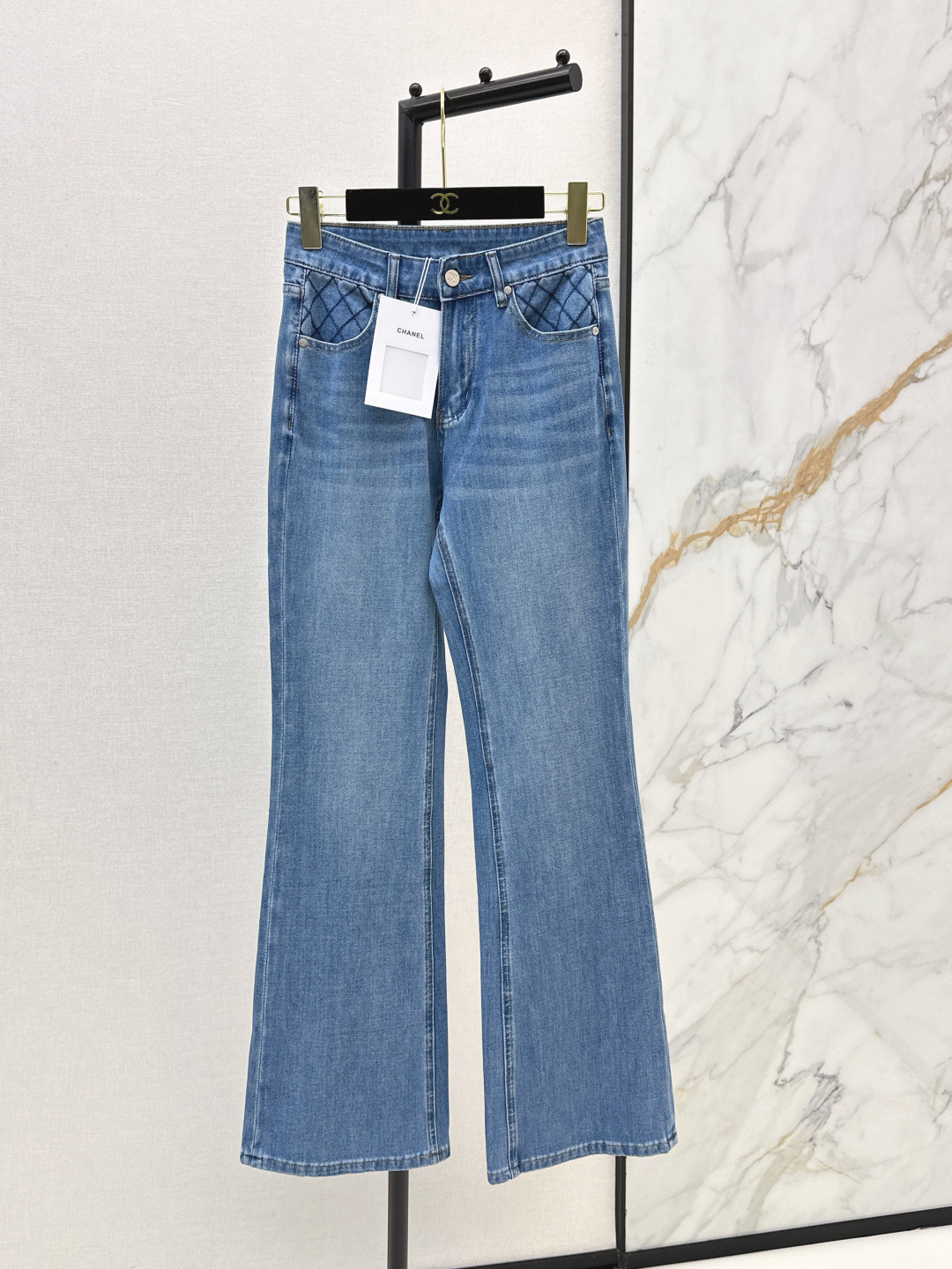 NO:803402,C's 26Ss - the latest all-match jeans for spring and summer. The whole piece is three-dimensional. It is all-around exquisite and can be worn by celebrities. The upper body is super covered and slimming. The legs are super stretched. A great item to match. It is simple. It can be worn with a refreshing and fashionable sense of high-end. It is elegant and fashionable in daily life. It is very versatile. The color is very good-looking. The fabric is high-end and textured. A must-have for dates and shopping. Two colors are available in stock smlxlxxl,,chanel,jeans,19860909C家 26Ss———春夏最新款百搭款牛仔裤 整件立体剪裁 全方位精致做明星穿搭 上身超级遮肉显瘦 超拉腿部比例 巨好搭配的单品 简简单单 穿出清爽时髦的高级感 日常优雅又时髦巨百搭 颜色很好看 面料高级又有质感 约会逛街必备 两色现货发售smlxlxxl,,chanel,jeans,,Women's clothing