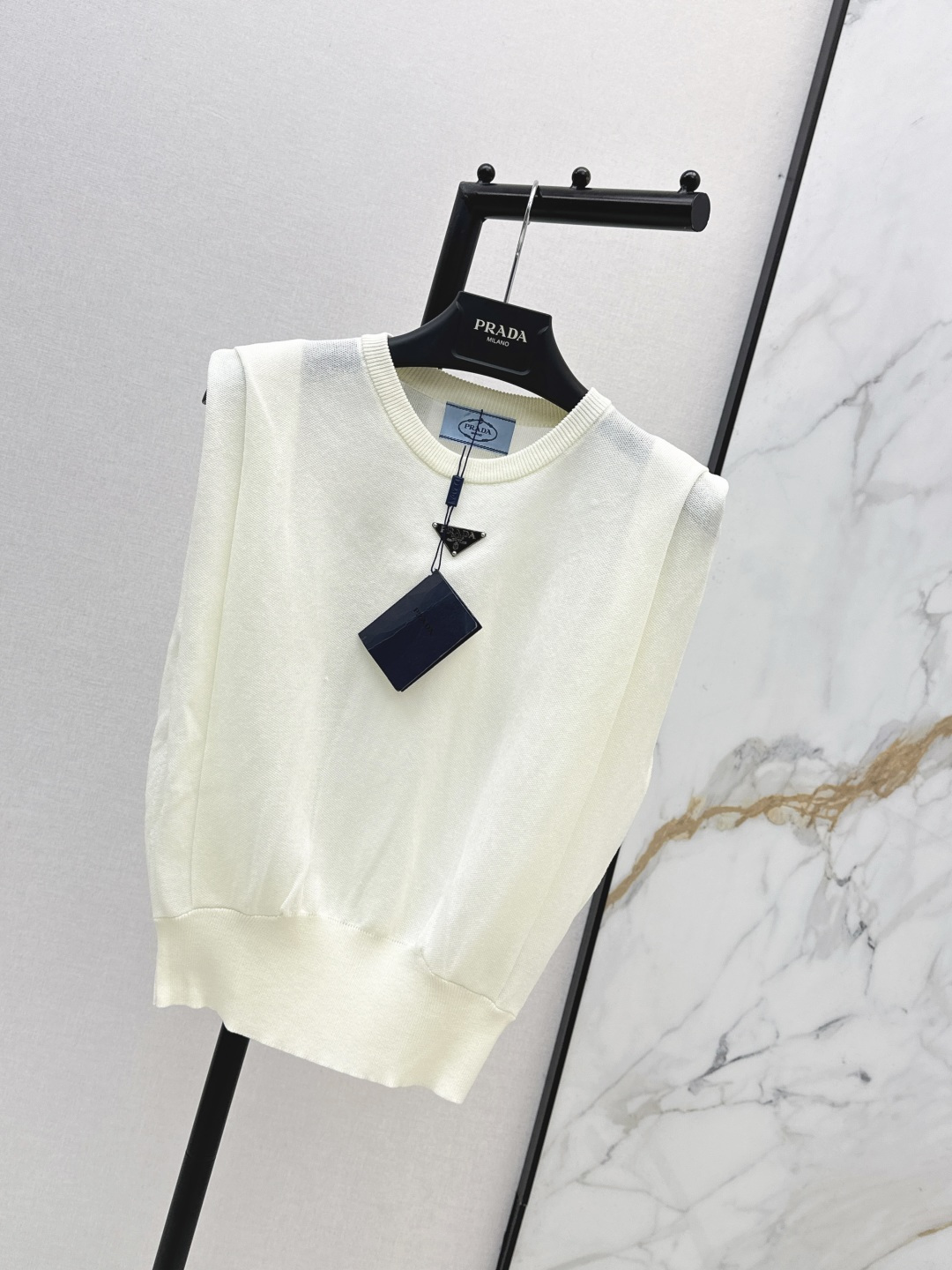 NO:803397,PD 26Ss————The latest spring and summer classic sleeveless sweater with triangle logo decoration has a delicate and soft texture. It is a classic age-reducing item. The shape is not flattering and makes the upper body look slimmer. The perfect item that is a must-have for those who are rich and beautiful. The texture is great. Three colors available for sale sml,,19860909PD 26Ss————春夏最新款经典三角标装饰无袖针织衫质感细腻软糯 经典减龄单品 版型不挑人上身巨显瘦 白富美必收的完美单品 质感超赞 三色现货发售sml,,,Women's clothing