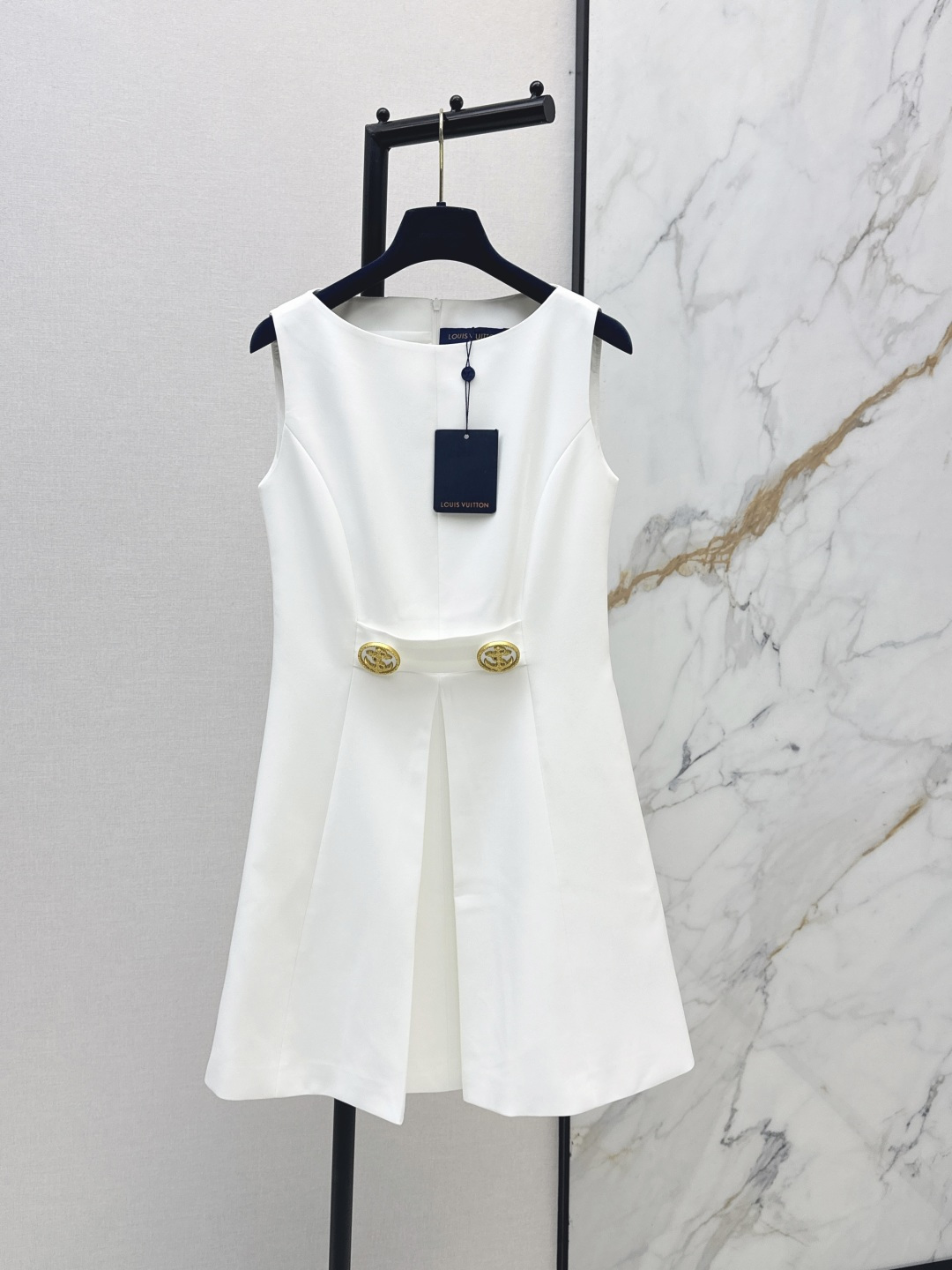 NO:803394,L's 26Ss————The latest spring and summer style sleeveless dress decorated with gold buttons, classic design. The upper body is exquisite and capable. It can be matched easily. The customized imported fabrics are crisp and stylish. Full of high-end sense. One color ready for sale smlxl,, louis vuitton, skirts,19860909L家 26Ss————春夏最新款金扣装饰无袖连衣裙经典款设计 上身精致又干练得体 搭配起来随心应手 定制的进口面料挺括有型 满满的高级感 一色现货发售smlxl,,louis vuitton,skirts,,Women's clothing