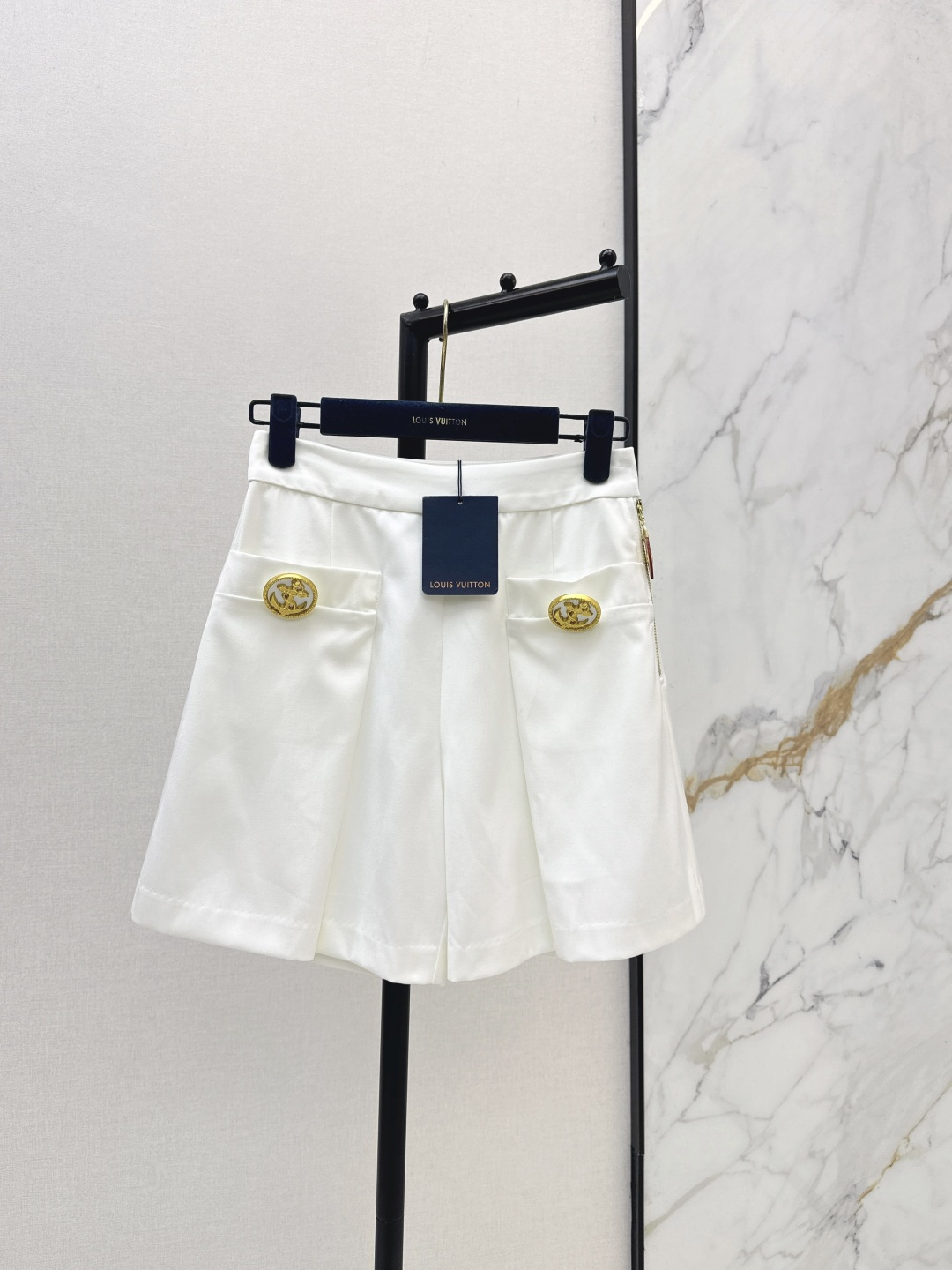 NO:803391,L's 26Ss - the latest style of wide-leg shorts decorated with gold buckles for spring and summer. The whole piece is three-dimensionally tailored. It is all-round and exquisite. It covers the upper body and makes the body look slimmer. It also stretches the proportion of the legs. It is simple. It gives a refreshing and fashionable sense of high-end. It is elegant and fashionable in daily life. It is very versatile. The color is very beautiful. The fabric is high-end and textured. Two colors are available in stock smlxl, louis vuitton, shorts,19860909L家 26Ss————春夏最新款金扣装饰阔腿短裤整件立体剪裁 全方位精致做上身超级遮肉显瘦 超拉腿部比例 简简单单 穿出清爽时髦的高级感 日常优雅又时髦巨百搭 颜色很好看 面料高级又有质感 两色现货发售smlxl,,louis vuitton,shorts,,Women's clothing