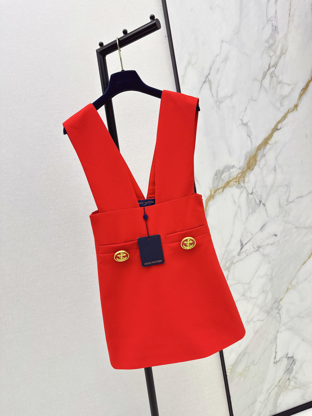 NO:803385,L Family 26Ss————The latest imported decorative suspender skirt for spring and summer. Elegant and temperamental design. It is OK for daily OL. Wear it to interpret the classic British fashion. A timeless item. Available in one color. smlxl,, louis vuitton, skirts,19860909L家 26Ss————春夏最新款进口装饰背带裙 优雅气质设计 日常OL都OK 穿搭演绎经典英伦时尚 一款永不过时的单品 一色现货发售smlxl,,louis vuitton,skirts,,Women's clothing