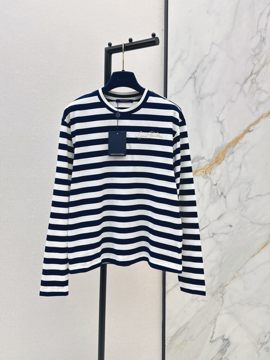 NO:803412,L Family 26Ss————The latest spring and summer nautical series striped long-sleeved T-shirt is very dense and feels great. It is a really hard-working one. The details are perfect. The regular version is not picky at all. It is simple and generous on the upper body. It instantly enhances the temperament. Recommended to match. One color ready for sale sml, louis vuitton, tees, t-shirt,19860909L家 26Ss————春夏最新款航海系列条纹长袖T恤密度很高手感超好 真的费劲心血的一款 细节完美 常规版型 上身完全不挑人简单大方 瞬间提升气质 推荐一套搭配 一色现货发售sml,,louis vuitton,tees，t-shirt,,Women's clothing