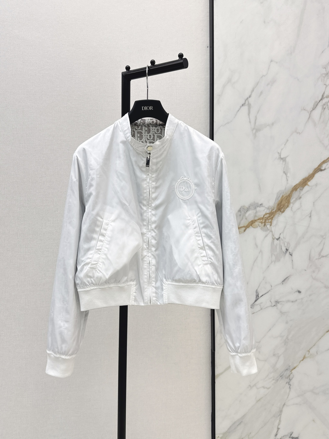 NO:803409,CD 26Ss————The latest reversible stand-collar jacket for spring and summer. Reversible. Special material with texture. Pays great attention to every small detail. Just the right sense of high-end. Three-dimensional tailoring. Makes the upper body of the garment more refined and stylish. Mold custom decoration. The real thing is great. One color ready for sale sml,,jackets & coats,jackets & coats,19860909CD 26Ss————春夏最新款双面可穿立领夹克外套 双面可穿 特殊材质有肌理感 每个小细节都非常注重 恰到好处的高级感 立体剪裁 让成衣上身更为精致洋气 开模定制装饰 实物太赞啦 一色现货发售sml,,jackets & coats,jackets & coats,,Women's clothing