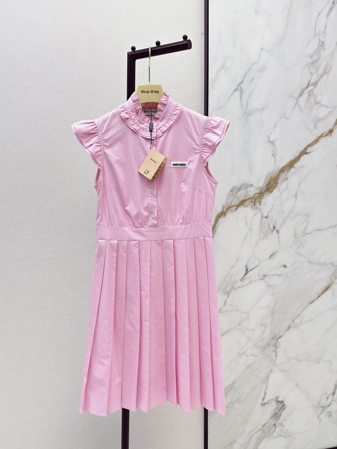 NO:803403,Miu 26Ss————The latest spring and summer Miu style sleeveless dress for age-reducing, classic design. The upper body is exquisite and capable. It can be matched easily. The custom-made imported fabrics are crisp and stylish, full of high-end and full of texture. Two colors are available for sale sml,, miumiu, skirts,19860909Miu 26Ss————春夏最新款缪系减龄穿搭无袖连衣裙经典款设计 上身精致又干练得体 搭配起来随心应手 定制的进口面料挺括有型 满满的高级感 质感十足 两色现货发售sml,,miumiu,skirts,,Women's clothing