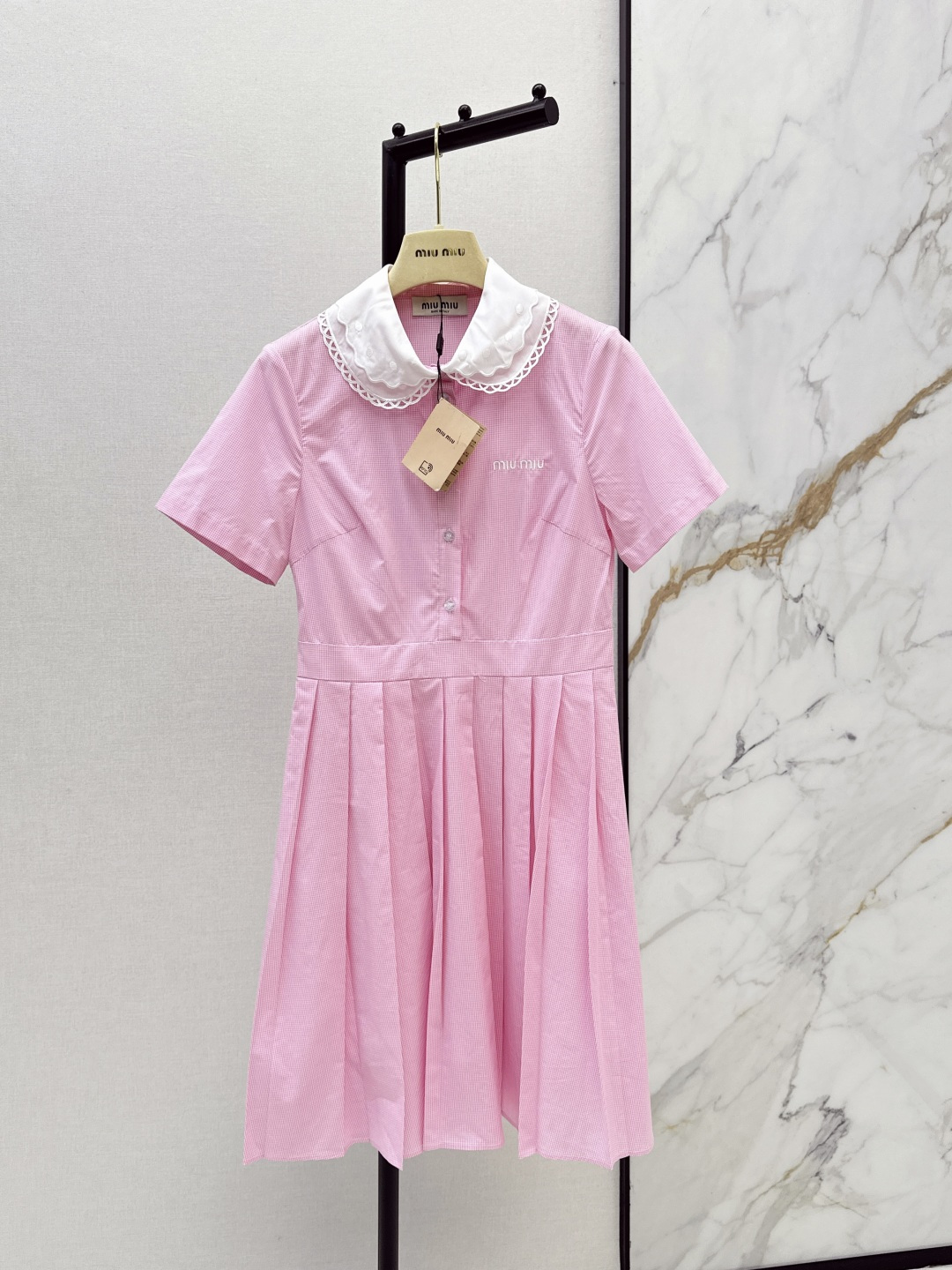 NO:803400,Miu 26Ss————The latest contrasting color lapel short-sleeved dress in spring and summer, classic design. The upper body is exquisite and capable. It can be matched easily. The customized imported fabrics are crisp and stylish, full of high-end sense and full of texture. Two colors are available in stock sml,,miumiu,skirts,T-shirt,19860909Miu 26Ss————春夏最新款撞色翻领短袖连衣裙经典款设计 上身精致又干练得体 搭配起来随心应手 定制的进口面料挺括有型 满满的高级感 质感十足 两色现货发售sml,,miumiu,skirts,T-shirt,,Women's clothing