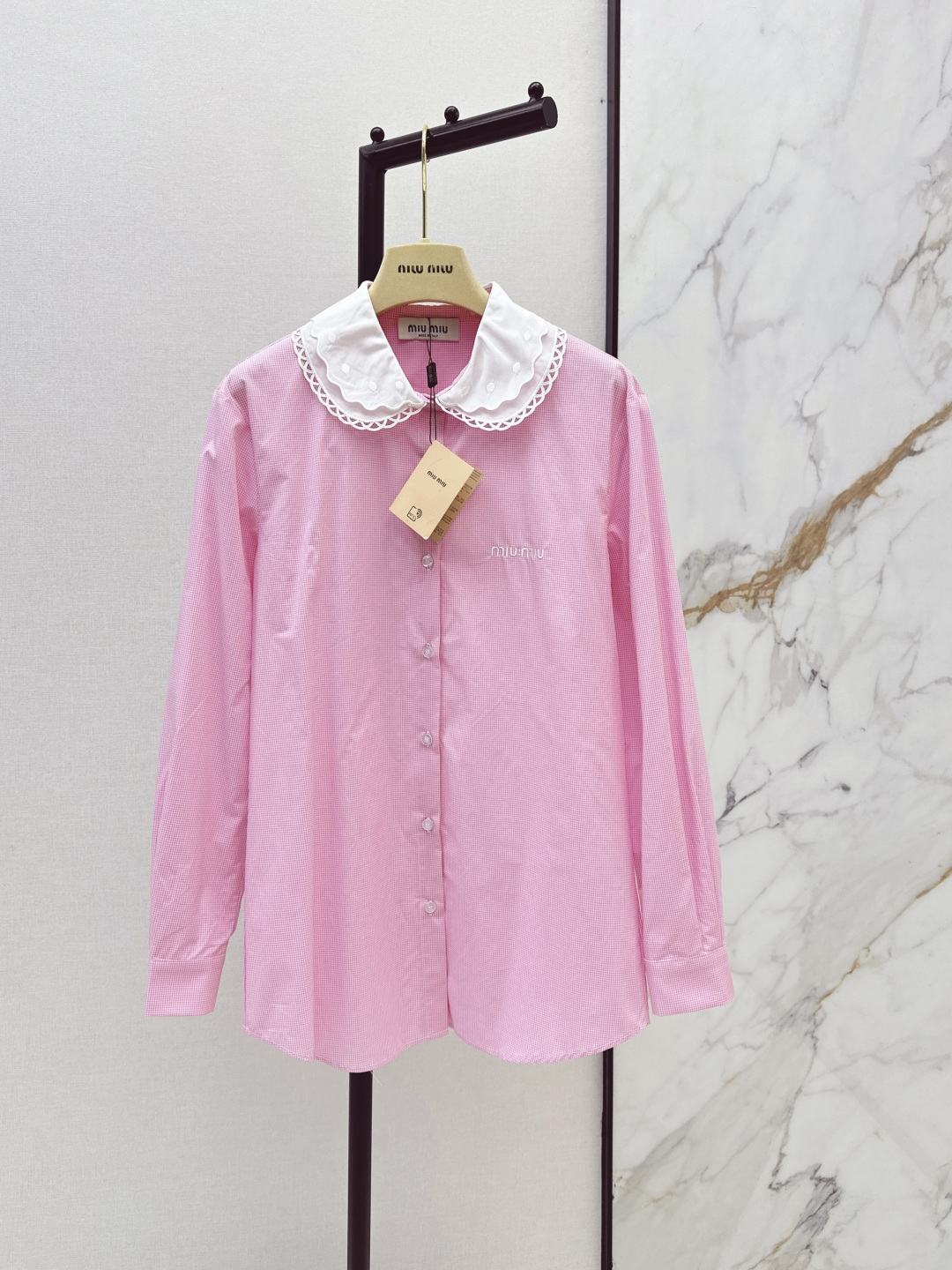 NO:803396,Miu 26Ss————The latest spring and summer contrasting color doll lapel shirt, low-key luxury three-dimensional tailoring, streamlined line design, noble and elegant, and full of gentle and intellectual temperament. Imported special materials will be amazing when you receive it. The texture of the customized fabric is awesome. Two colors are available for sale sml,, miumiu, shirts,19860909Miu 26Ss————春夏最新款撞色娃娃翻领衬衫低调奢华立体剪裁 精简线条感设计 高贵典雅又尽显温柔知性的气质 进口特殊材质 收到手会很惊艳 定制面料质感超赞 两色现货发售sml,,miumiu,shirts,,Women's clothing