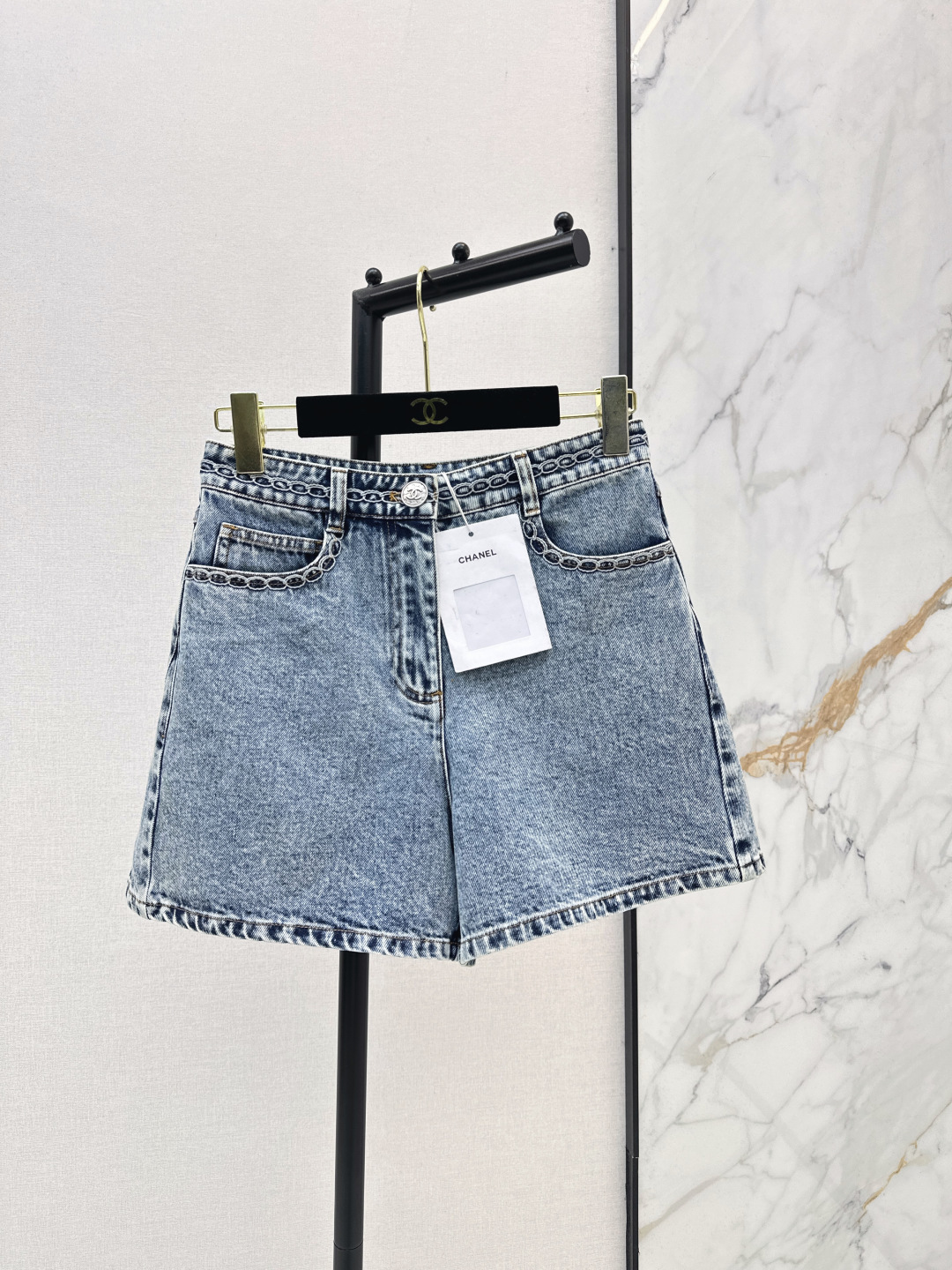 NO:803390,C Home 26Ss————The latest coco girl wear piping cable embroidery denim shorts for spring and summer. Heavy three-dimensional embroidery thread piping embroidery decoration is not ordinary machine embroidery. High-waisted small A-shaped pants super stacking artifact. Customized enzyme washed denim fabric. Bai Fumei must-have single product. Classic version of the upper body, slimming. High weave count organic cotton denim. Nostalgic retro wash, fashionable and advanced tone. Two colors available for sale sml,, chanel, shorts,19860909C家 26Ss————春夏最新款coco女孩穿搭滚边绞花刺绣牛仔短裤重工立体绣线滚边刺绣装饰不是普通机绣 高腰小A裤型超级叠搭神器 定制酵素洗水牛仔面料 白富美必入单品 经典版型上身巨显瘦 高织数有机纯棉牛仔怀旧复古洗水时髦又高级的调调 两色现货发售sml,,chanel,shorts,,Women's clothing