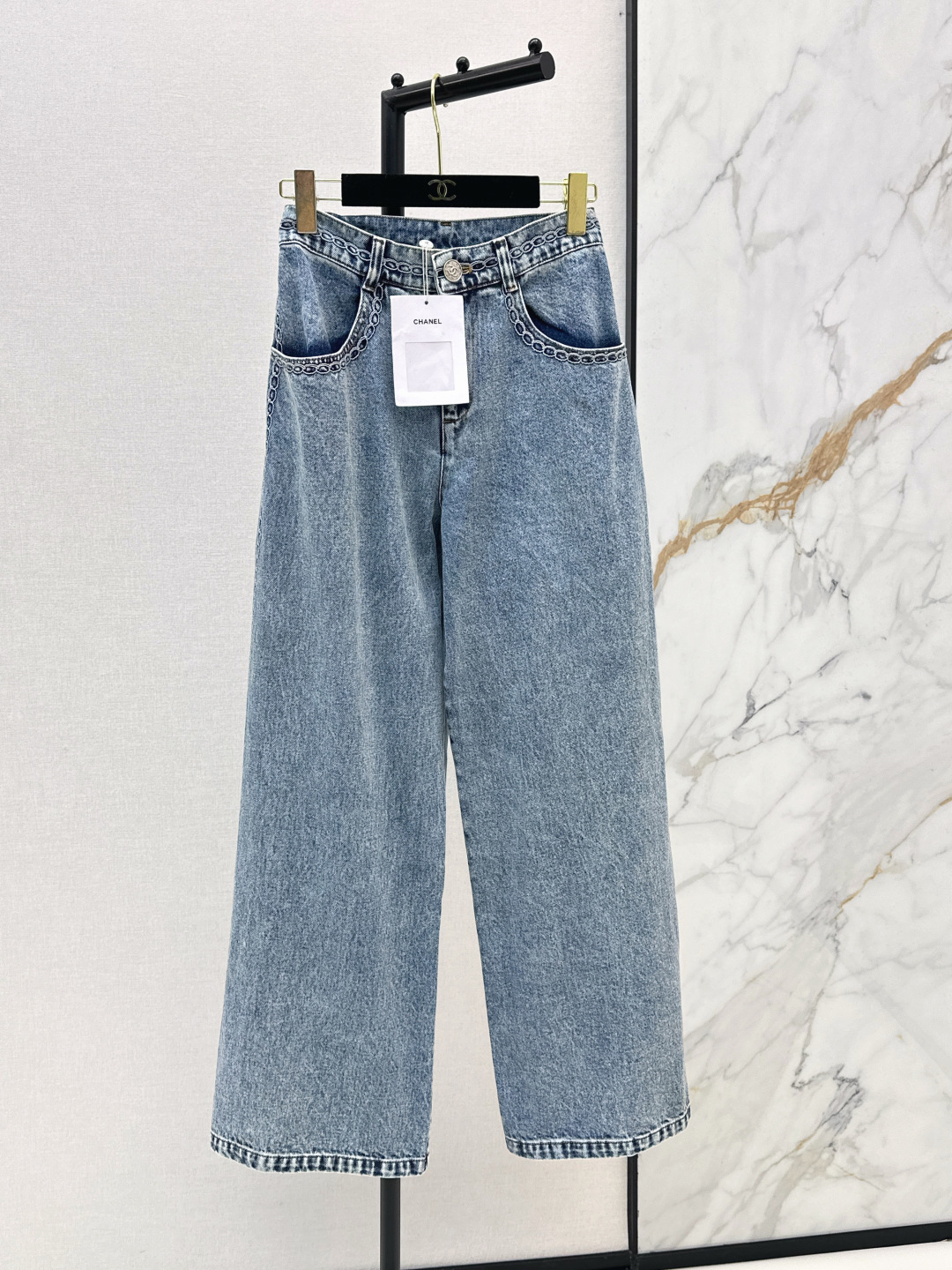 NO:803387,C Home 26Ss————The latest coco girl outfit for spring and summer 26p piping cable embroidery wide-leg jeans heavy industry three-dimensional embroidery thread piping embroidery decoration is not ordinary machine embroidery loose straight pants super stacking artifact custom enzyme washed denim fabric Bai Fumei must-have single product classic version upper body slimming high weave count organic pure cotton denim nostalgic retro wash fashionable and advanced tone two colors ready for sale sml,,chanel,jeans,19860909C家 26Ss————春夏最新款coco女孩穿搭26p滚边绞花刺绣阔腿牛仔裤重工立体绣线滚边刺绣装饰不是普通机绣 宽松直筒裤型超级叠搭神器 定制酵素洗水牛仔面料 白富美必入单品 经典版型上身巨显瘦 高织数有机纯棉牛仔怀旧复古洗水时髦又高级的调调 两色现货发售sml,,chanel,jeans,,Women's clothing