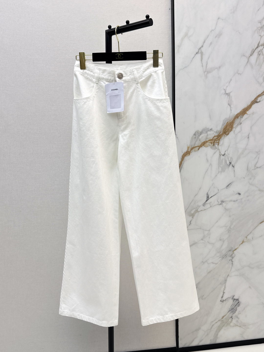 NO:803384,C Home 26Ss————The latest coco girl outfit for spring and summer 26p piping cable embroidery wide-leg jeans heavy industry three-dimensional embroidery thread piping embroidery decoration is not ordinary machine embroidery loose straight pants super stacking artifact custom enzyme washed denim fabric Bai Fumei must-have single product classic version upper body slimming high weave count organic pure cotton denim nostalgic retro wash fashionable and advanced tone two colors ready for sale sml,,chanel,jeans,19860909C家 26Ss————春夏最新款coco女孩穿搭26p滚边绞花刺绣阔腿牛仔裤重工立体绣线滚边刺绣装饰不是普通机绣 宽松直筒裤型超级叠搭神器 定制酵素洗水牛仔面料 白富美必入单品 经典版型上身巨显瘦 高织数有机纯棉牛仔怀旧复古洗水时髦又高级的调调 两色现货发售sml,,chanel,jeans,,Women's clothing