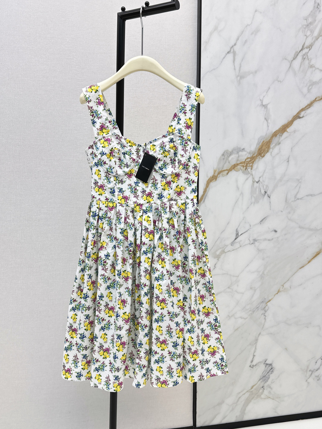 NO:803410,DG 26Ss————The latest spring and summer new product, small floral tube top suspender dress with Italian aesthetic genes. The southern white sunshine base in the print is matched with colorful floral flowers, which is romantic and sweet. The fishbone tube top cup-shaped back design is not attractive. The large pleated waist skirt is retro and gorgeous, and has an Italian lazy temperament. The upper body is white and refreshing. It is suitable for daily commuting, vacation and filming. Easily create a fresh and sweet style. One color ready for sale sml,,skirts,19860909DG 26Ss————春夏最新款新品小碎花抹胸吊带连衣裙意式美学基因 印花里的南意阳光白色底配多彩碎花浪漫又甜美 鱼骨抹胸杯型打揽后背设计不挑人 压褶收腰大裙摆复古华丽又自带意式慵懒气质 上身显白提气 日常通勤度假出片都适配 轻轻松打造清新甜美风 一色现货发售sml,,skirts,,Women's clothing