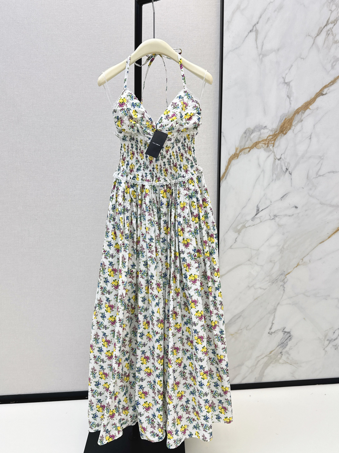 NO:803407,DG 26Ss————The latest spring and summer style of small floral halter neck tube top long dress with Italian aesthetic gene. The Southern Italian sunny white base in the print is matched with colorful floral flowers, which is romantic and sweet. The lace splicing pleated V-neck tie halter neck and backless design has an elastic waist and large skirt. It is retro and gorgeous and has an Italian style lazy atmosphere. It is suitable for daily commuting and vacation productions. Easily create a fresh and sweet style. One color ready for sale sml,,skirts,19860909DG 26Ss————春夏最新款小碎花挂脖抹胸长款连衣裙意式美学基因 印花里的南意阳光白色底配多彩碎花浪漫又甜美 蕾丝花边拼接褶式V领系带挂脖露背设计 打揽松紧收腰大裙摆复古华丽自带意式慵懒气场 日常通勤度假出片都适配 轻轻松打造清新甜美风 一色现货发售sml,,skirts,,Women's clothing