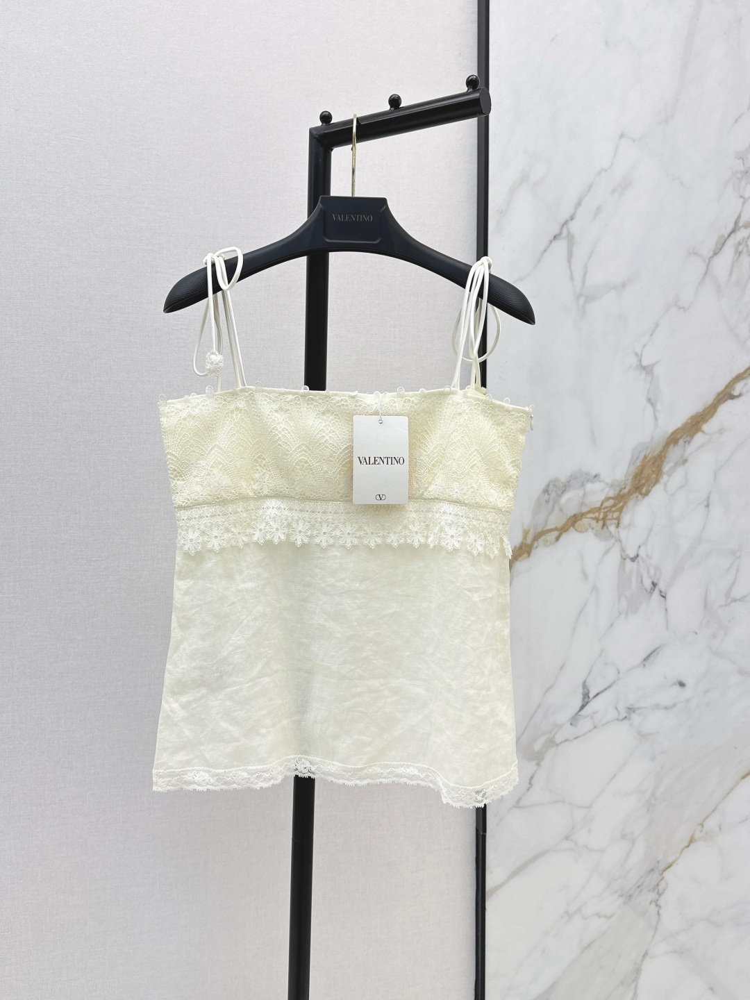 NO:803382,VLTN 26Ss————The latest French pastoral style off-white lace splicing strap camisole for spring and summer. It is gentle and has a sense of pure desire. The short straight-leg micro-A version is not flattering and can be elongated by matching with a high waist. The linen fabric with its own texture is soft and breathable. It uses exquisite fan-shaped lace fabric. The pattern is delicate and three-dimensional. The edge has a small tooth-shaped lace hemming that is gentle and delicate. Ready for sale in one color sml,,19860909VLTN 26Ss———春夏最新款法式田园风米白色蕾丝拼接绑带吊带背心 整体温柔又带纯欲感 直筒微A的短款版型不挑身材又能通过高腰搭配拉长比例 自带肌理感的亚麻面料柔软透气 采用精致的扇形蕾丝面料 花纹细腻立体 边缘还有小齿状的蕾丝锁边温柔又精致 一色现货发售sml,,,Women's clothing