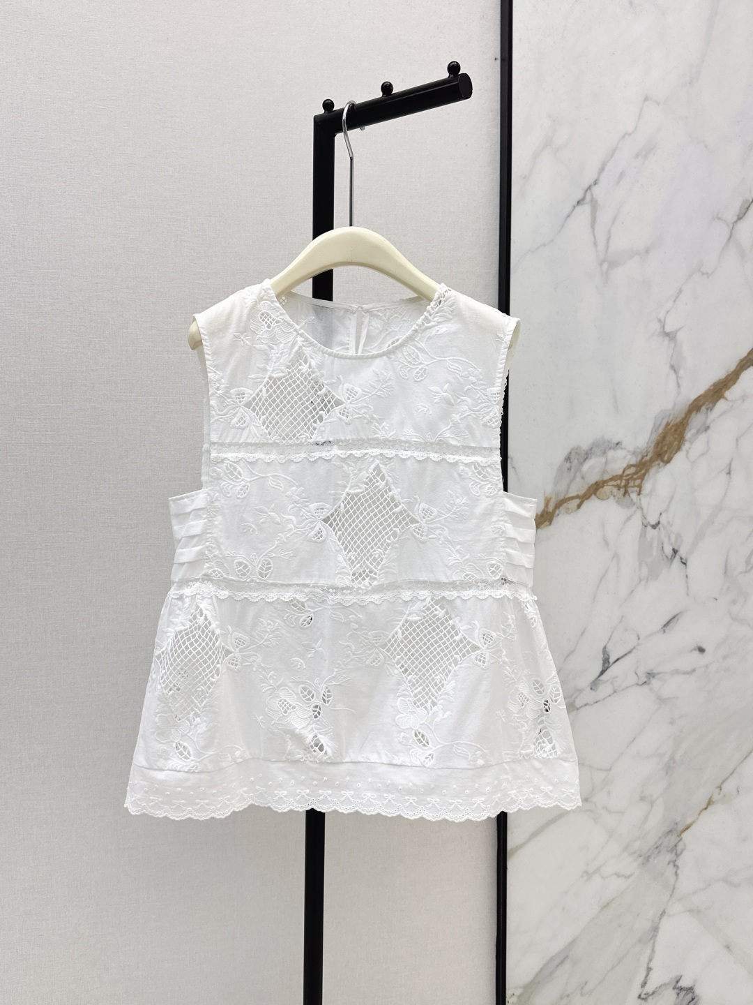 NO:804485,Fashionable design 26Ss - the latest heavy-duty hollow embroidery white sleeveless top in French retro palace style for spring and summer. Heavy-duty craftsmanship + transparent layers. Every detail is full of exquisiteness. Can be used as a layering tool to create a gentle and slightly sexy outfit. Loose A-line silhouette. Sleeveless round neck design. The length is approximately at the waist and hip. It can not only cover the fat on the waist and abdomen, but also create a light and flexible atmosphere through the slightly puffy hem. Suitable for all body types.  One color spot sale smlxl,,19860909时髦设计 26Ss————春夏最新款重工镂空刺绣白色无袖上衣法式复古宫廷风 重工工艺+通透层次 每一处细节都充满精致感 可作为叠穿神器打造温柔又带点小性感的穿搭 宽松A字廓形 无袖圆领设计 长度大概在腰臀位置 既能遮住腰腹赘肉 又能通过微蓬的下摆营造轻盈灵动的氛围感 适配各种身材 一色现货发售smlxl,,,Women's clothing