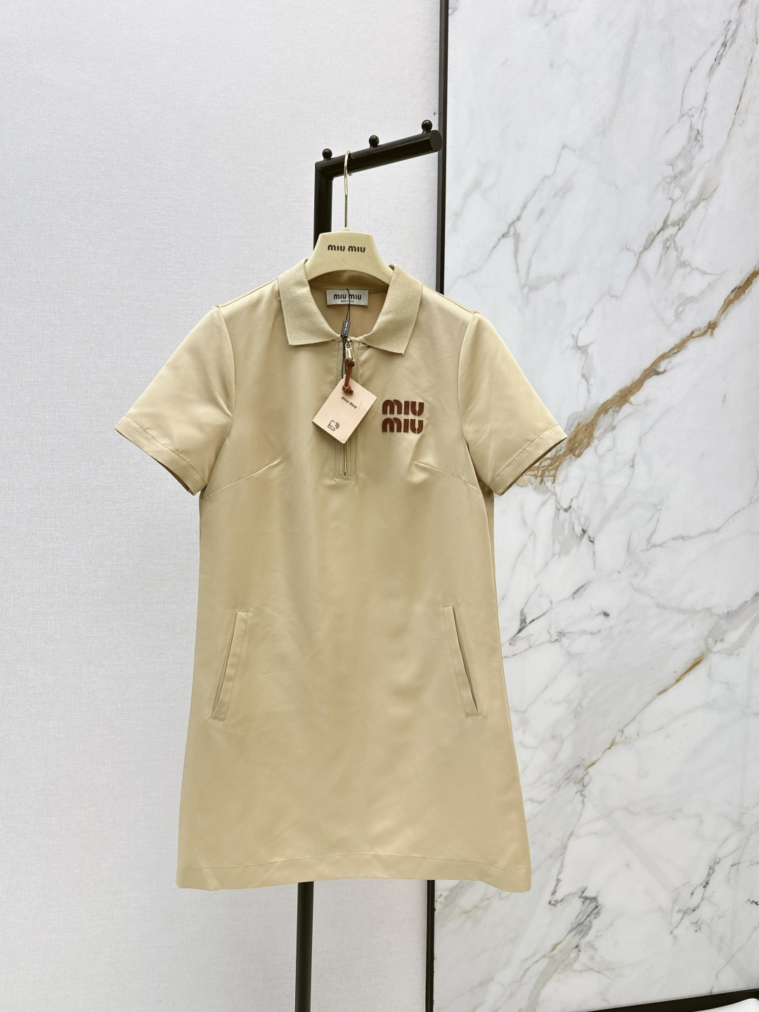 NO:804476,Miu 26Ss————The latest spring and summer logo letter-decorated lapel dress. Light and thin fabric. Special material with texture. Every small detail is paid great attention to. Just the right sense of high-end. Three-dimensional tailoring makes the upper body of the garment more refined and western. Two colors are available in stock. sml,,miumiu,skirts,19860909Miu 26Ss————春夏最新款logo字母装饰翻领连衣裙 轻薄面料 特殊材质有肌理感 每个小细节都非常注重 恰到好处的高级感 立体剪裁 让成衣上身更为精致洋气 两色现货发售sml,,miumiu,skirts,,Women's clothing
