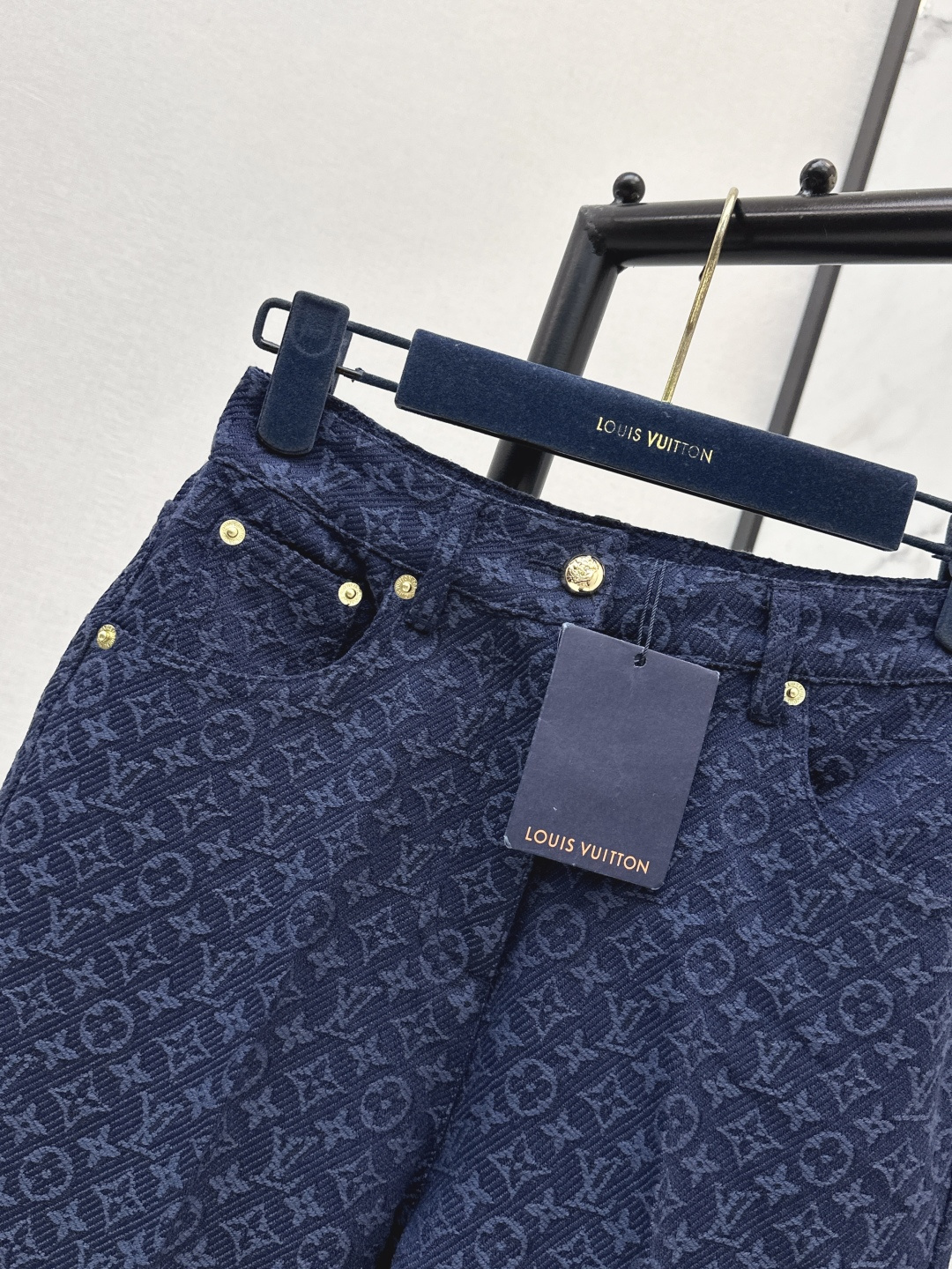 NO:804499,L's 26Ss - the latest classic logo jacquard straight-leg pants for spring and summer, custom-made with imported density Monograw fabric. Special material with a sense of texture. Every small detail is paid great attention to. Just the right sense of high-end. Three-dimensional tailoring makes the upper body of the garment more refined and stylish. Customized hardware decoration. One color ready for sale smlxl,, louis vuitton,19860909L家 26Ss———春夏最新款经典logo提花直筒裤定制进口密度Monograw面料 特殊材质有肌理感 每个小细节都非常注重 恰到好处的高级感 立体剪裁 让成衣上身更为精致洋气 开模定制五金装饰 一色现货发售smlxl,,louis vuitton,,Women's clothing