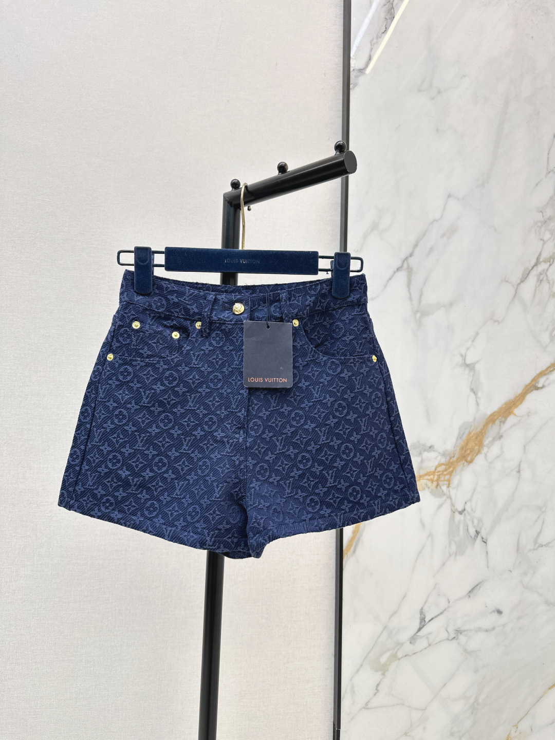 NO:804493,L's 26Ss - the latest classic logo jacquard shorts for spring and summer, custom-made imported density Monograw fabric, special material with texture, every small detail is paid great attention to, just the right sense of high-end, three-dimensional tailoring, making the upper body of the garment more refined and foreign-style. Mold customization hardware decoration, one color ready for sale smlxl,, louis vuitton, shorts,19860909L家 26Ss———春夏最新款经典logo提花短裤定制进口密度Monograw面料 特殊材质有肌理感 每个小细节都非常注重 恰到好处的高级感 立体剪裁 让成衣上身更为精致洋气 开模定制五金装饰 一色现货发售smlxl,,louis vuitton,shorts,,Women's clothing