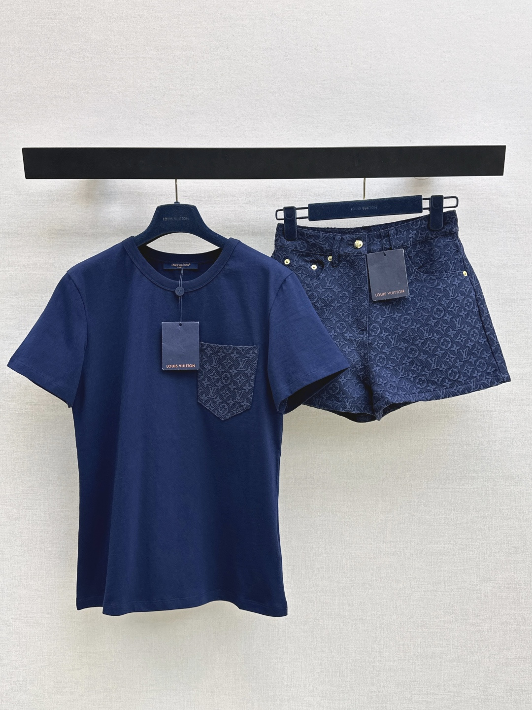 NO:804490,L Family 26Ss————The latest spring and summer short-sleeved T-shirt with logo presbyopia pocket decoration is very dense and feels super good. It is a really hard-working one. The details are perfect. The regular version. The upper body is not picky at all. It is simple and generous. The same color is available in stock. SML, Louis Vuitton, T-shirt, tees, t-shirt,19860909L家 26Ss————春夏最新款logo老花口袋装饰短袖T恤密度很高手感超好 真的费劲心血的一款 细节完美 常规版型 上身完全不挑人简单大方 一色现货发售sml,,louis vuitton,T-shirt,tees，t-shirt,,Women's clothing