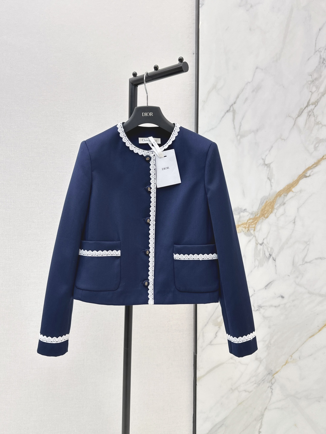 NO:804487,CD 26Ss - the latest early spring style round neck jacket with contrasting lace decoration, elegant jacket and classic design. The upper body is exquisite and capable. The customized imported fabric is crisp and stylish, full of high-end sense. One color ready for sale sml,, jackets & coats,19860909CD 26Ss————早春最新款撞色花边装饰圆领外套气质外套经典款设计 上身精致又干练得体 定制的进口面料挺括有型 满满的高级感 一色现货发售sml,,jackets & coats,,Women's clothing