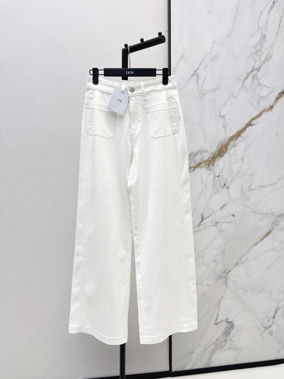 NO:804478,CD 26Ss————The latest white minimalist style straight-leg jeans for spring and summer. The high-waisted wide-leg version is too slim. It perfectly modifies the leg shape and becomes straight in seconds. The Dior embroidered badge on the back waist is low-key and exquisite. The details are all high-luxury texture. The off-white denim fabric is crisp and soft. It does not look bloated at all. It is also very refreshing to wear in summer. Just wear a white T and you can go out. There are hundreds of thousands of items on sale now. sml, dior, jeans,19860909CD 26Ss————春夏最新款白色极简风直筒牛仔裤高腰阔腿版型也太显瘦了吧 完美修饰腿型 秒变直腿效果 后腰的Dior刺绣徽章低调又精致 细节处全是高奢质感 米白色牛仔面料挺括又柔软 完全不显臃肿 夏天穿也很清爽 随便搭个白T就能出门 好几十万现货发售sml,,dior,jeans,,Women's clothing