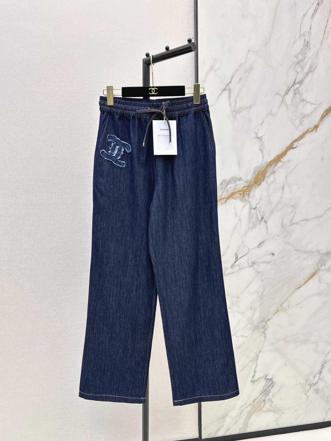NO:804475,C Home 26Ss - the latest spring and summer original color elastic waist wide-leg jeans. The double-C raw edge embroidery logo on the front echoes the diamond stitching process on the back pocket. It is low-key and full of design, breaking the monotony of pure casual style. The details are exquisite. The elastic waist design is easy to put on and take off. There is no sense of restraint for daily wear. One color ready for sale sml,,chanel,jeans,19860909C家 26Ss———春夏最新款原色松紧腰阔腿牛仔裤 正面的双c毛边刺绣标识 与背面口袋的菱格缝线工艺相呼应 低调中透着满满的设计感 打破了纯休闲款的单调 细节处尽显精致 松紧腰设计穿脱方便 日常穿完全无束缚感 一色现货发售sml,,chanel,jeans,,Women's clothing