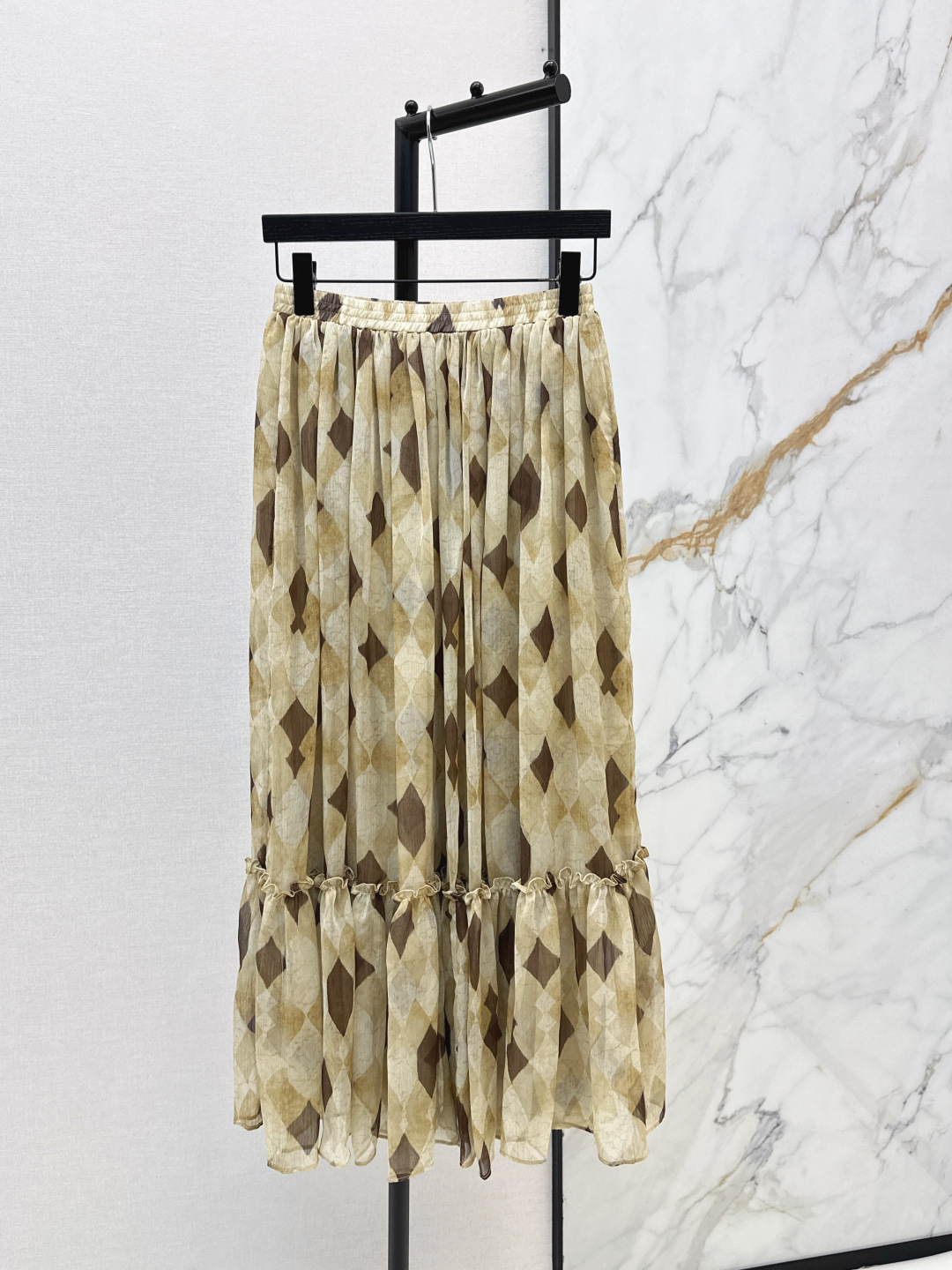 NO:804472,Fashionable design 26Ss————The latest retro ink rhombus heavy pleated chiffon skirt for spring and summer, retro literary high-waisted large A-line version, visually elongates the legs instantly and optimizes body proportions. The skirt is elegant and flexible when walking. It has a gentle and slim temperament. High-quality chiffon fabric has its own delicate texture. The texture is light and breathable. It is cool and not stuffy to wear in summer. The fabric has a good drape feeling. Available in stock smlxl,,skirts,19860909时髦设计 26Ss————春夏最新款复古水墨菱纹重工压褶雪纺半身裙复古文艺高腰大A字版型 视觉上瞬间拉长腿型 优化身材比例 行走间裙摆飘逸灵动 气质温柔又显瘦 高品质雪纺面料 自带细腻的纹理感 质地轻薄透气 夏季穿着清凉不闷热 面料垂坠感很好 一色现货发售smlxl,,skirts,,Women's clothing
