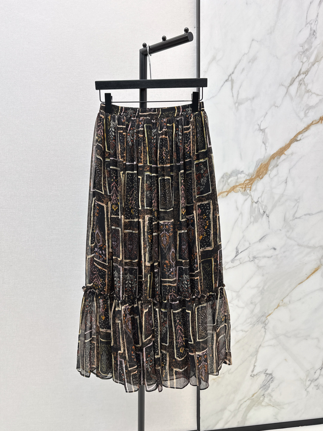 NO:804498,Fashionable design 26Ss————The latest spring and summer style pleated chiffon skirt with retro printed patterns, retro literary high-waisted large A-line version, visually elongates the legs instantly and optimizes body proportions. The skirt is elegant and flexible when walking. It has a gentle and slim temperament. High-quality chiffon fabric has its own delicate texture. The texture is light and breathable. It is cool and not stuffy to wear in summer. The fabric has a good drape feeling. Available in stock smlxl,,skirts,19860909时髦设计 26Ss————春夏最新款复古印花图案压褶雪纺半身裙复古文艺高腰大A字版型 视觉上瞬间拉长腿型 优化身材比例 行走间裙摆飘逸灵动 气质温柔又显瘦 高品质雪纺面料 自带细腻的纹理感 质地轻薄透气 夏季穿着清凉不闷热 面料垂坠感很好 一色现货发售smlxl,,skirts,,Women's clothing
