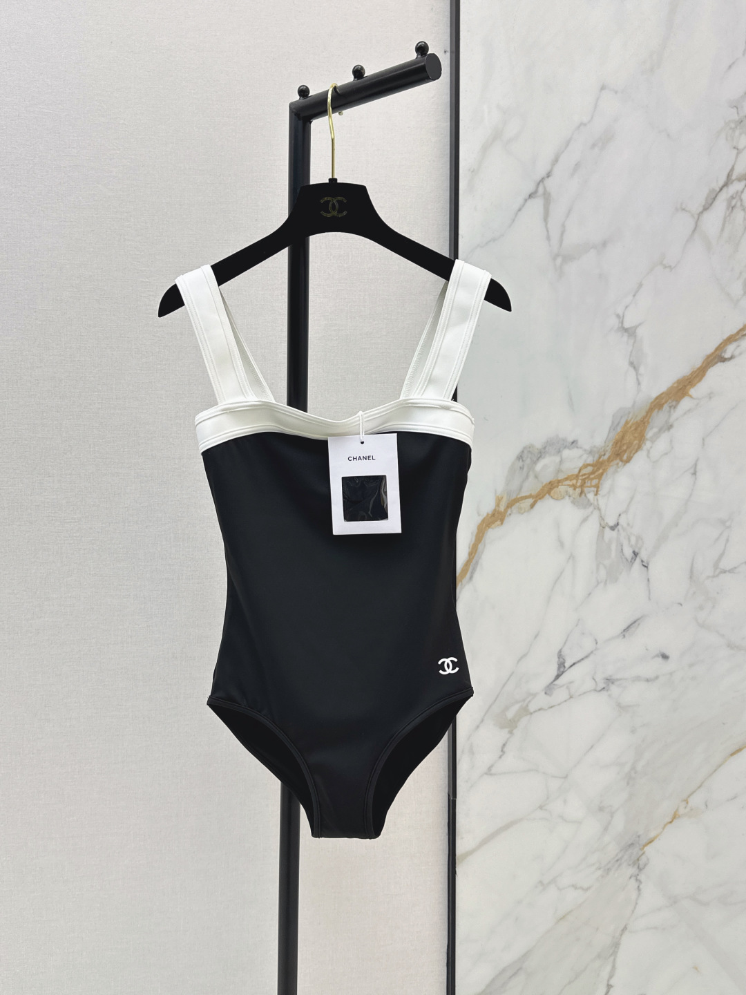 NO:804495,C Family 26Ss————The latest classic black and white contrasting color one-piece swimsuit in early spring. The upper body is so beautiful. It has a 100% return rate. It is totally OK for beach trips or daily wear!  The one who holds is the goddess!  One color ready for sale sml,,chanel,swimsuits,19860909C家 26Ss————早春最新款经典黑白撞色连体泳衣上身太美了 回头率百分百 海边旅游还是平时的内搭完全都OK！hold的才是女神！ 一色现货发售sml,,chanel,swimsuits,,Women's clothing